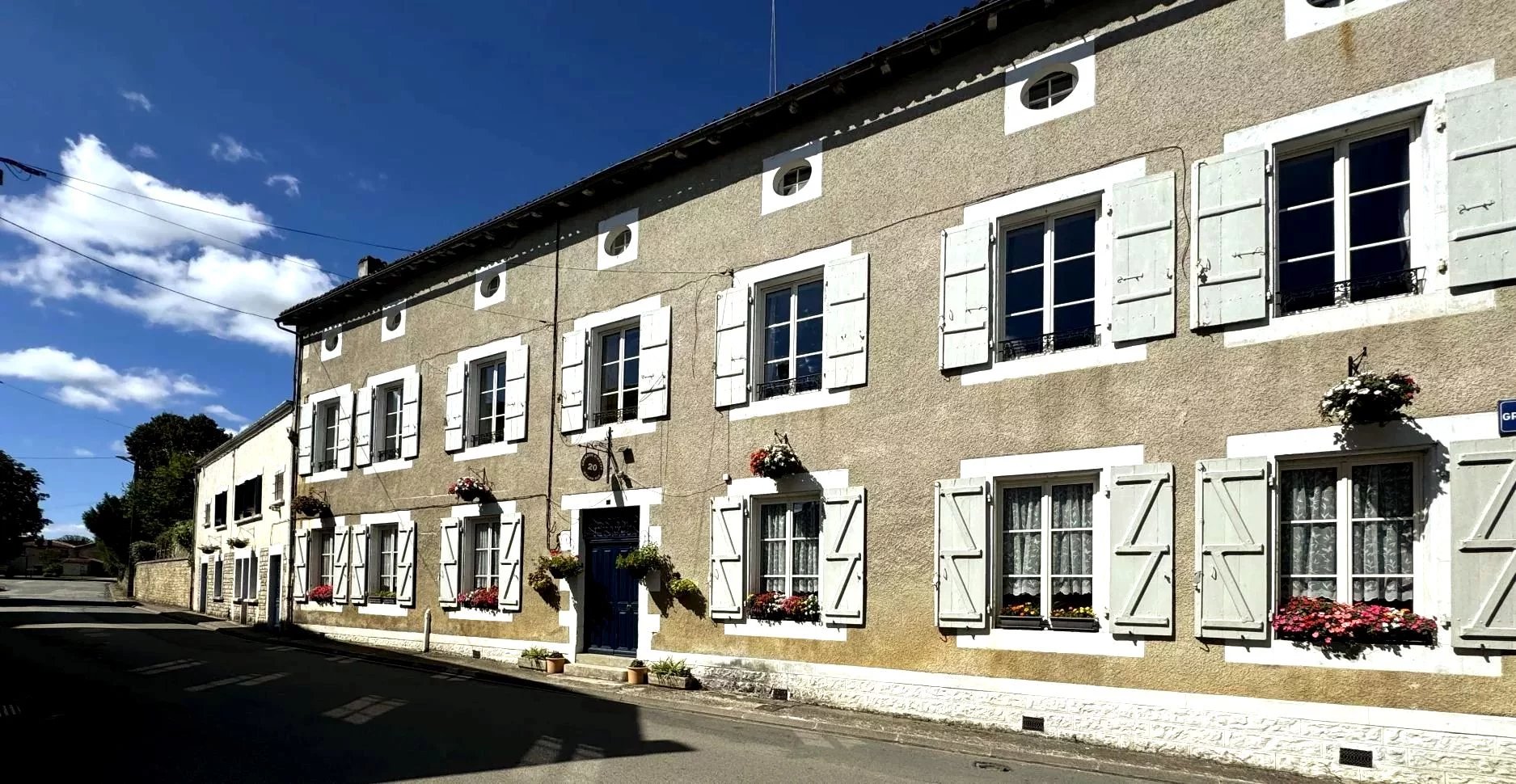 Large property with 8 en suite bedrooms, just 5 mins from picturesque village of Nanteuil en Vallée, Poitou-Charentes – France – BVI77248