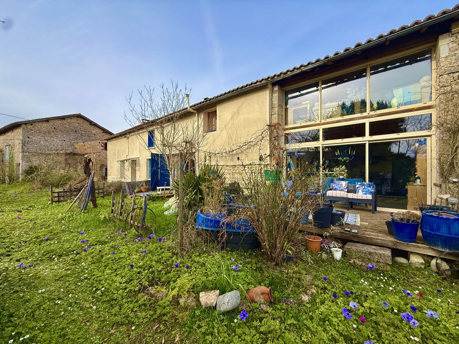 Spacious character property with 3 bedrooms and a separate annex, close to all amenities, Poitou-Charentes – France – BVI79627