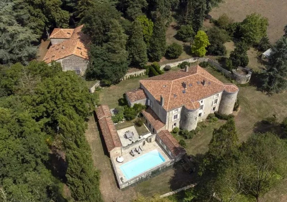 Beautifully renovated medieval chateau, Poitou-Charentes – France – BVI72820