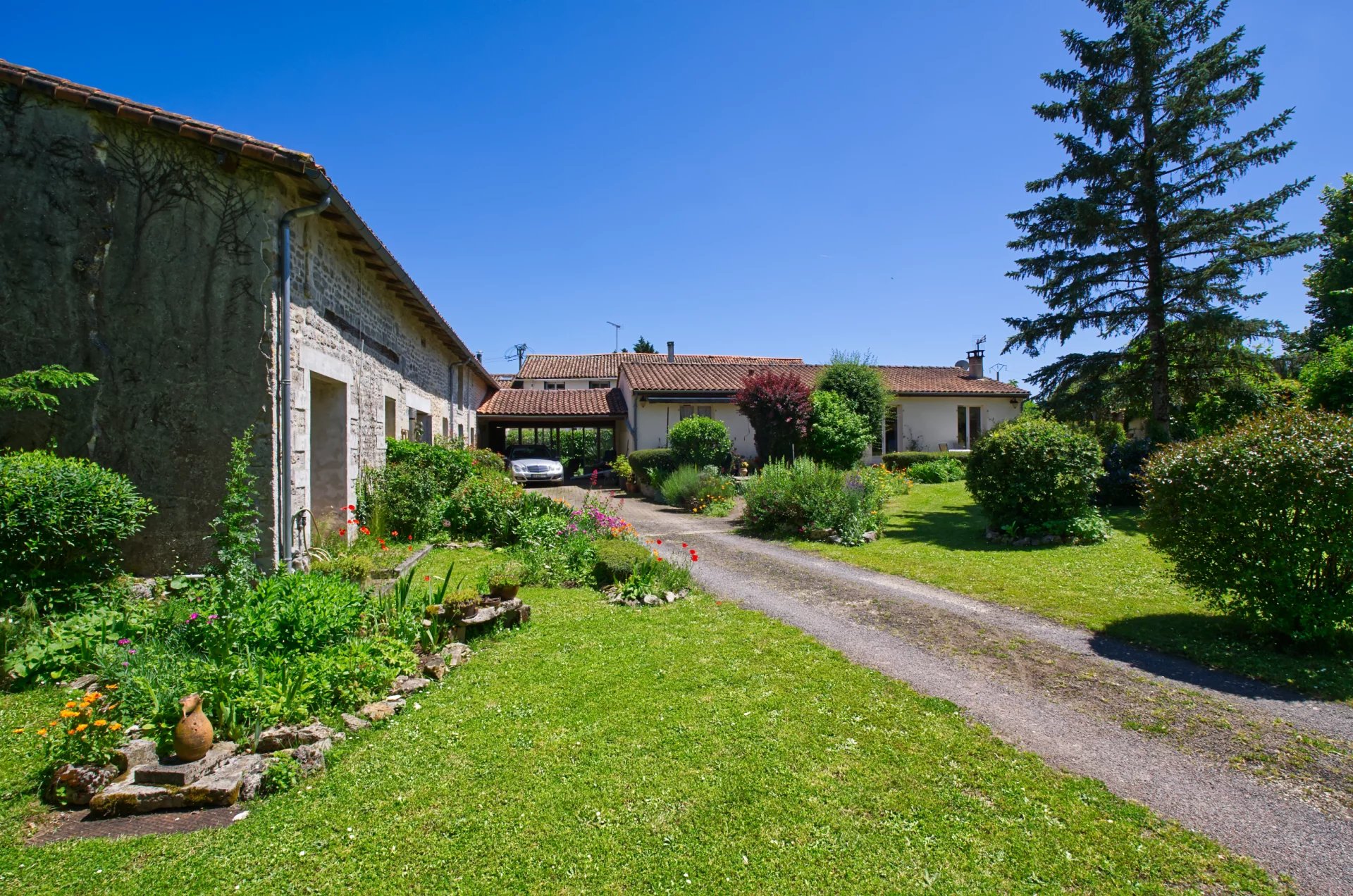 Lovely 2 bed bungalow plus large barn on edge of small village, Poitou-Charentes – France – BVI73923