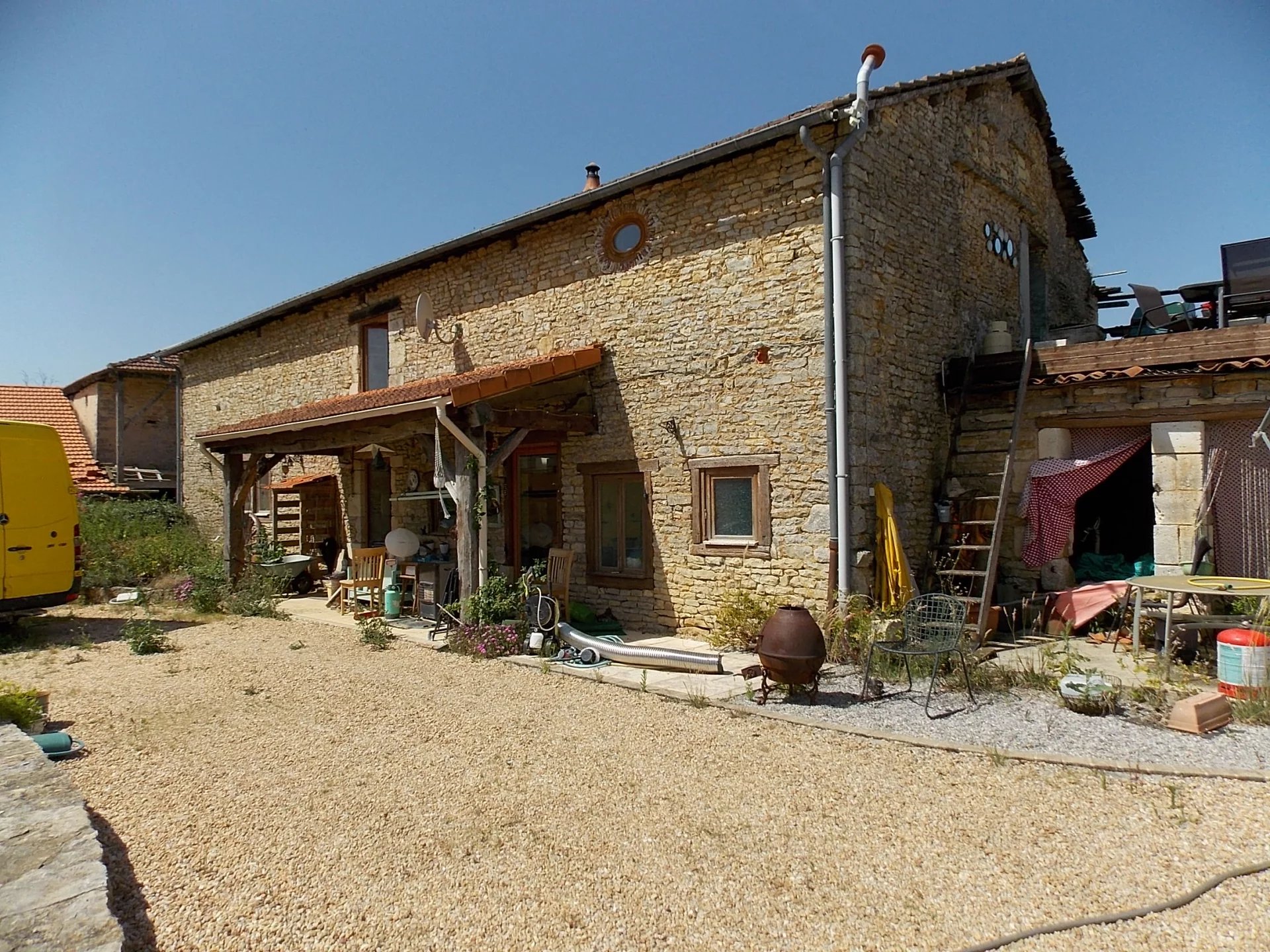 4 bedroom farmhouse with numerous outbuildings, Poitou-Charentes – France – BVI65474