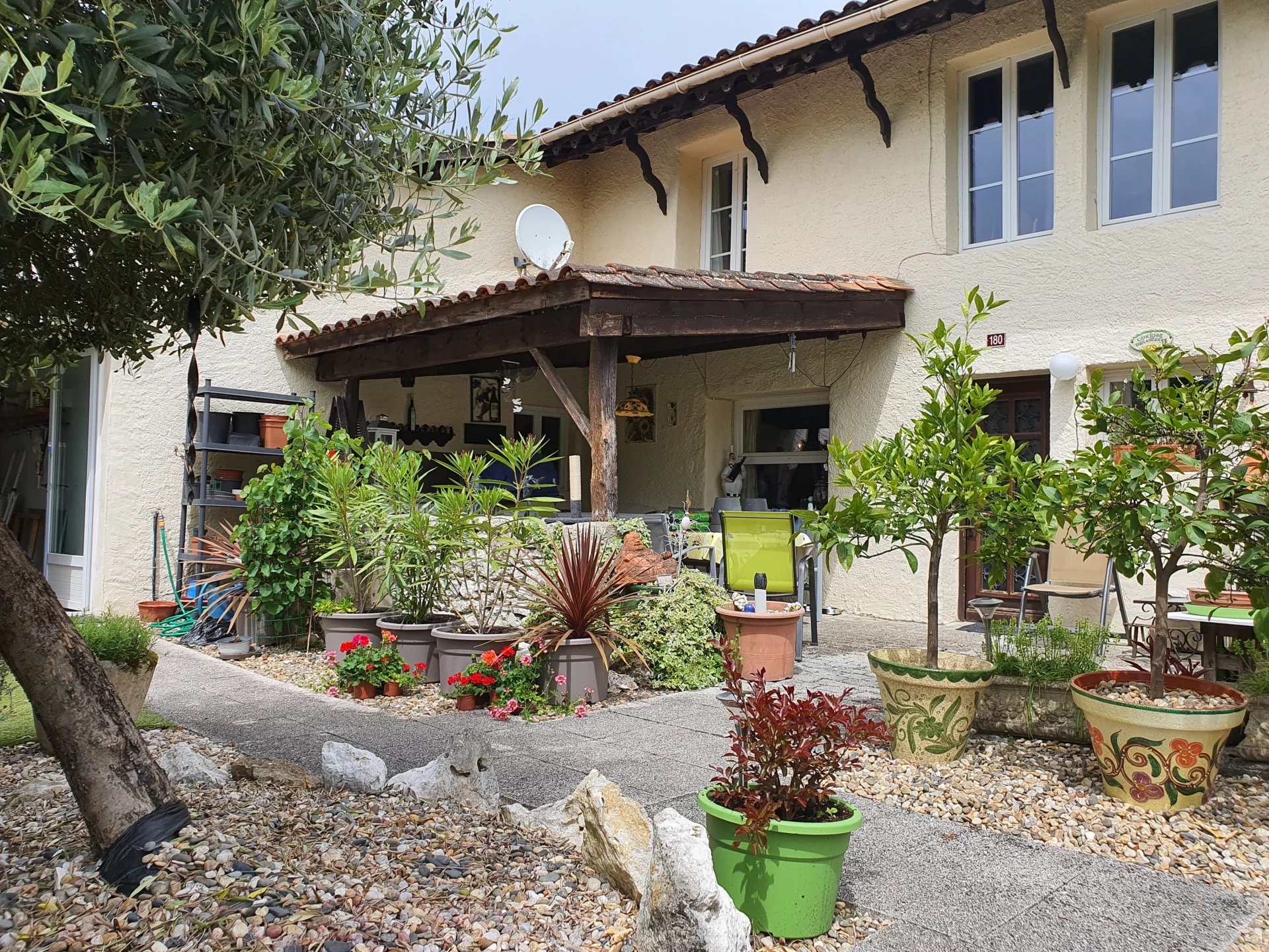 Pretty village cottage with independent maison d’amis, Aquitaine – France – BVI64446