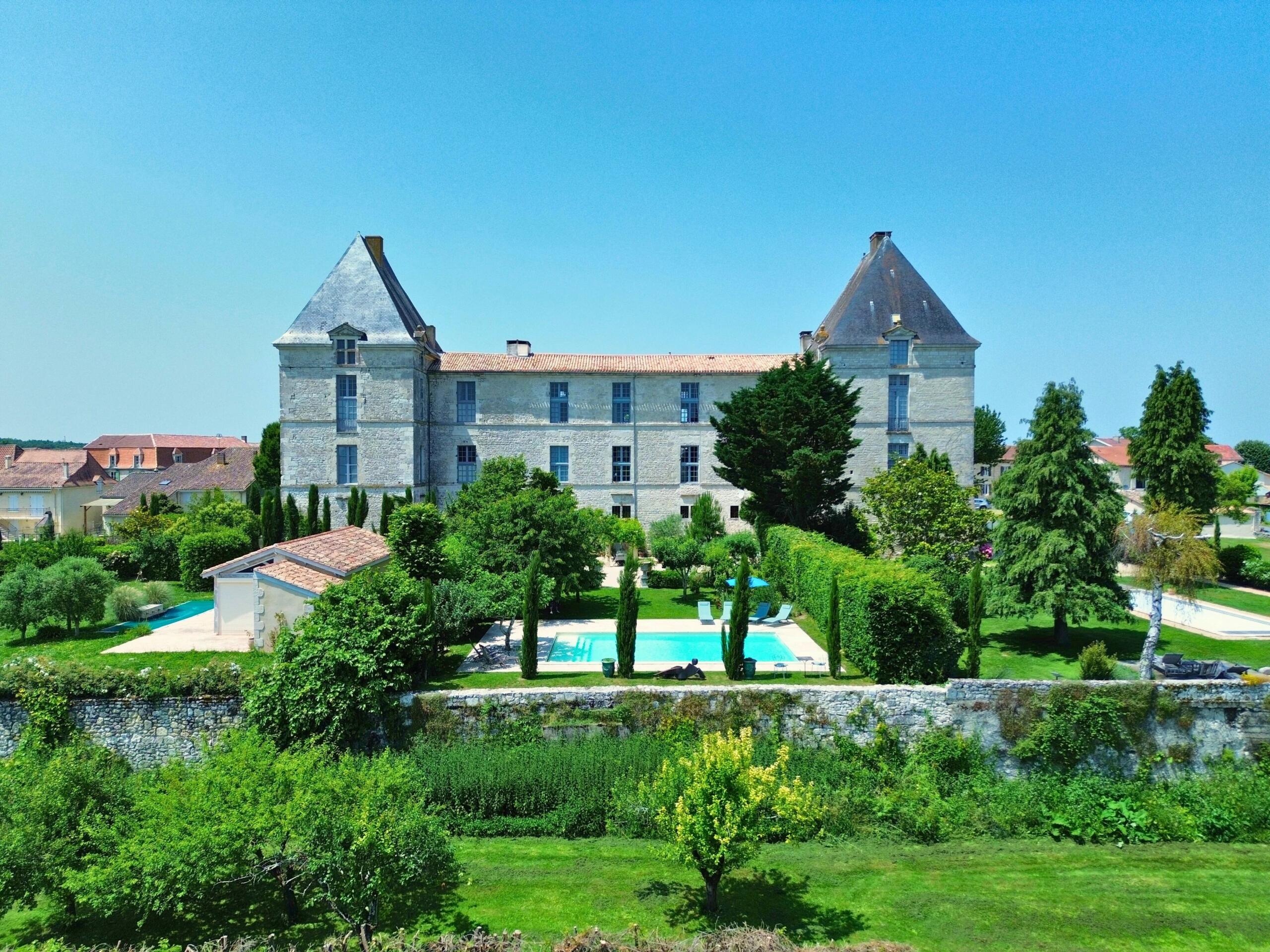 Prestigious Residence within a 17th-Century Château, Overlooking Vineyards and Rolling Hills, Aquitaine – France – BVI80925