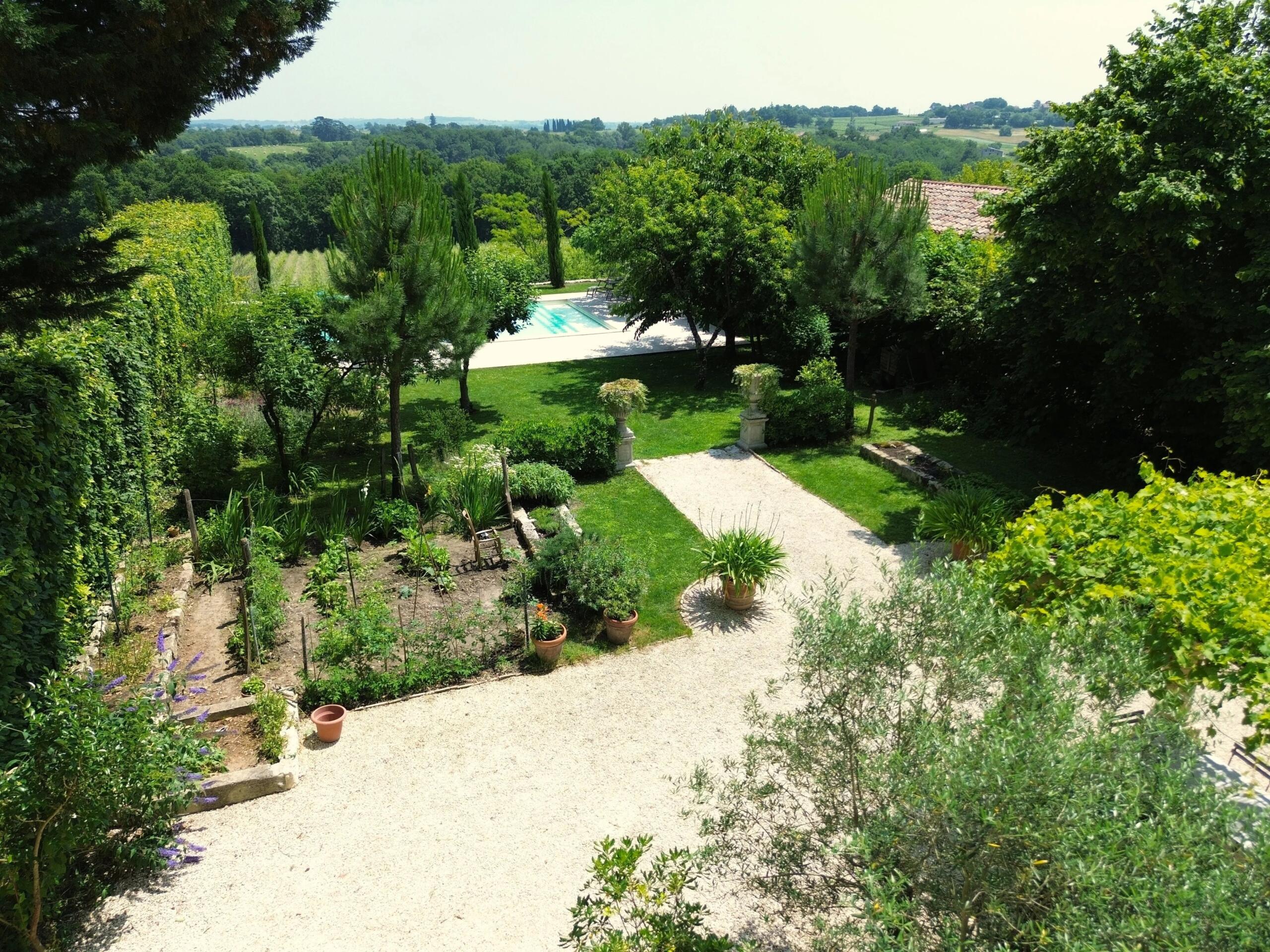 Prestigious Residence within a 17th-Century Château, Overlooking Vineyards and Rolling Hills, Aquitaine – France – BVI80925