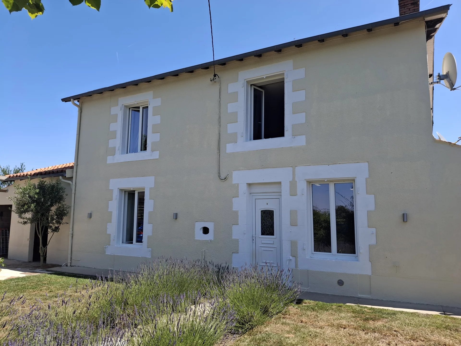 Lovely 2 bed cottage with beautiful gardens, outbuildings, stable, pony paddock and woodland, Poitou-Charentes – France – BVI81368