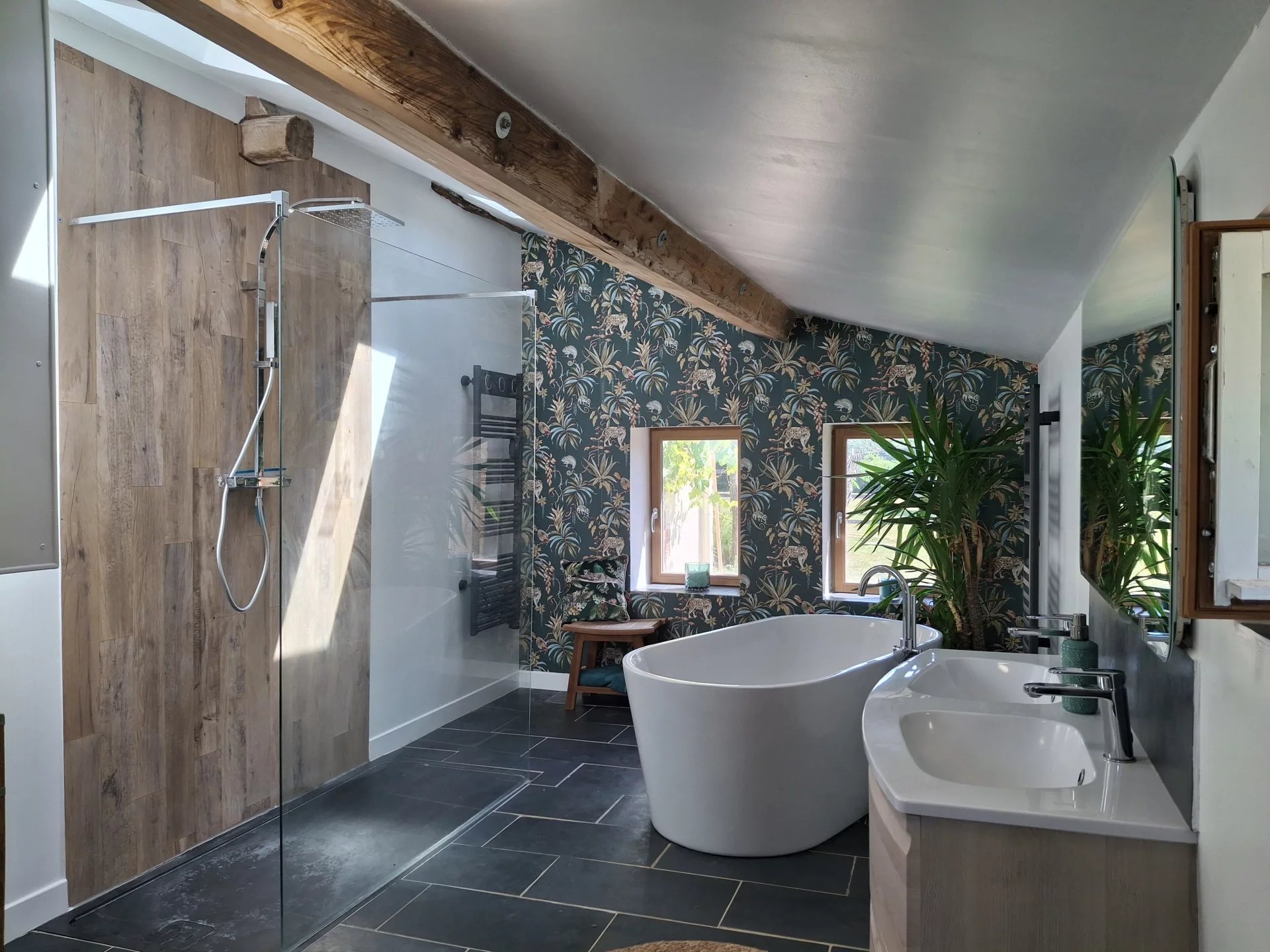 Lovely 2 bed cottage with beautiful gardens, outbuildings, stable, pony paddock and woodland, Poitou-Charentes – France – BVI81368