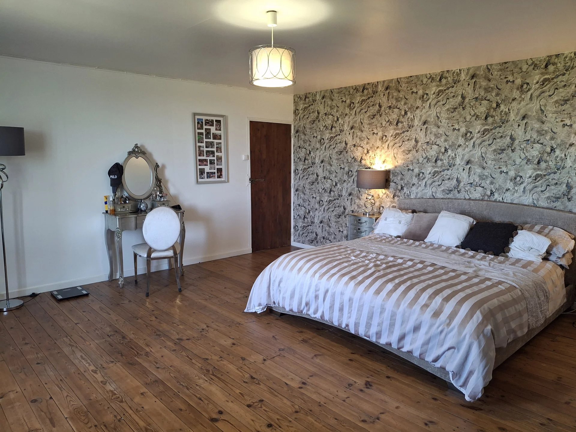 Lovely 2 bed cottage with beautiful gardens, outbuildings, stable, pony paddock and woodland, Poitou-Charentes – France – BVI81368