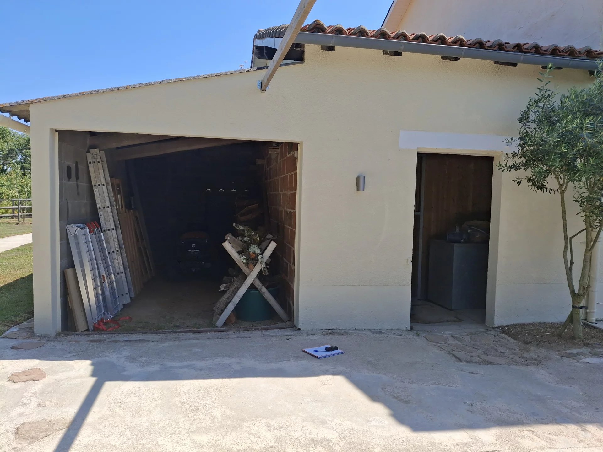 Lovely 2 bed cottage with beautiful gardens, outbuildings, stable, pony paddock and woodland, Poitou-Charentes – France – BVI81368