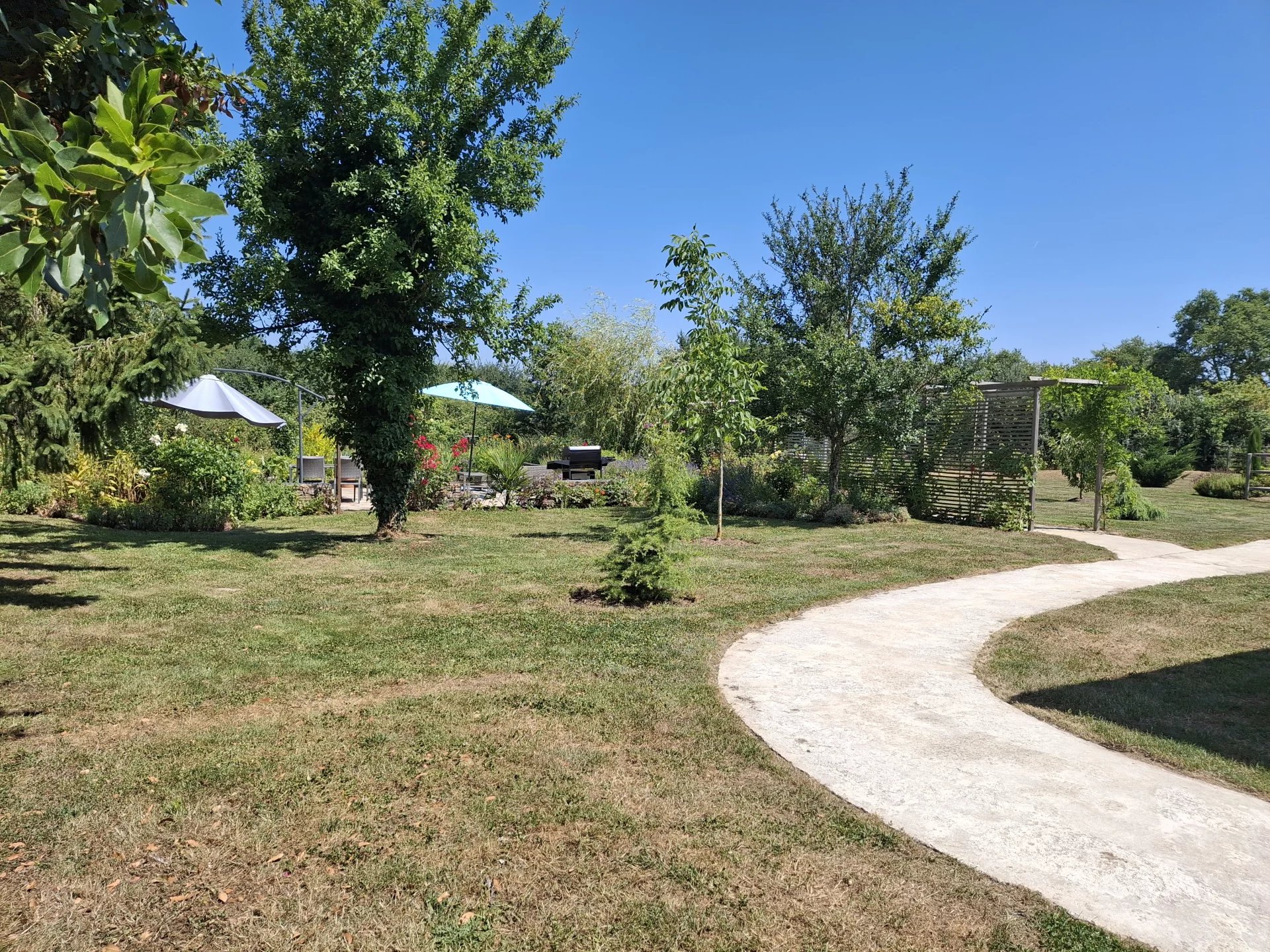 Lovely 2 bed cottage with beautiful gardens, outbuildings, stable, pony paddock and woodland, Poitou-Charentes – France – BVI81368