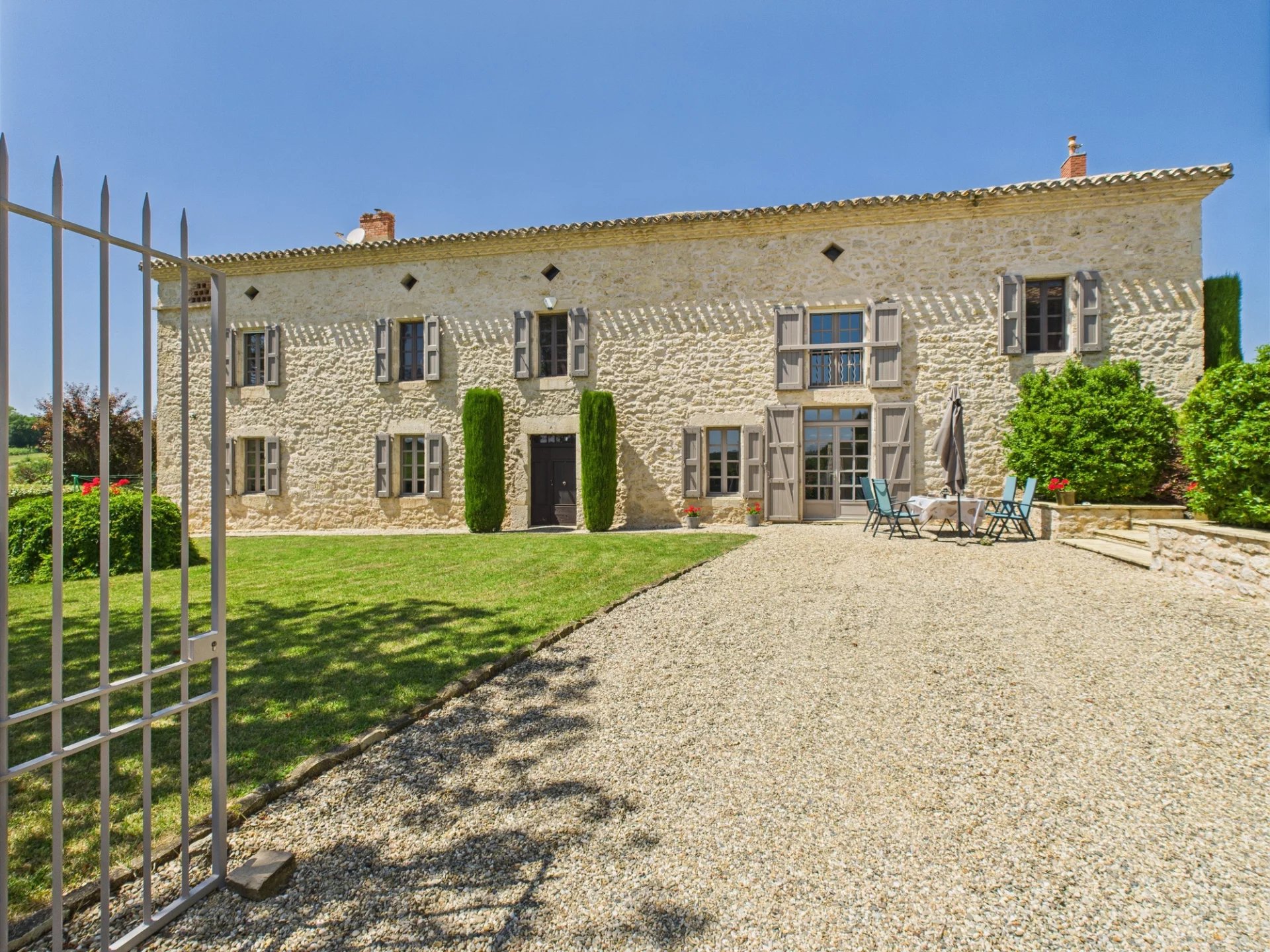 Charming 5-Bedroom Stone Property Surrounded by Vines, Midi-Pyrénées – France – BVI80488