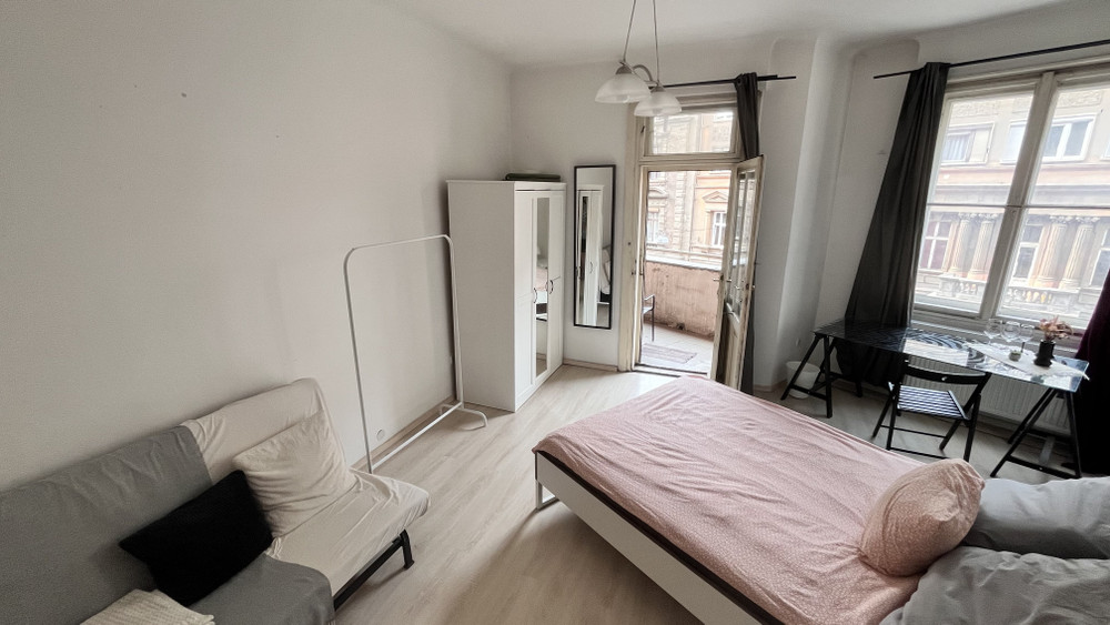Beautiful Balcony Room in Centre