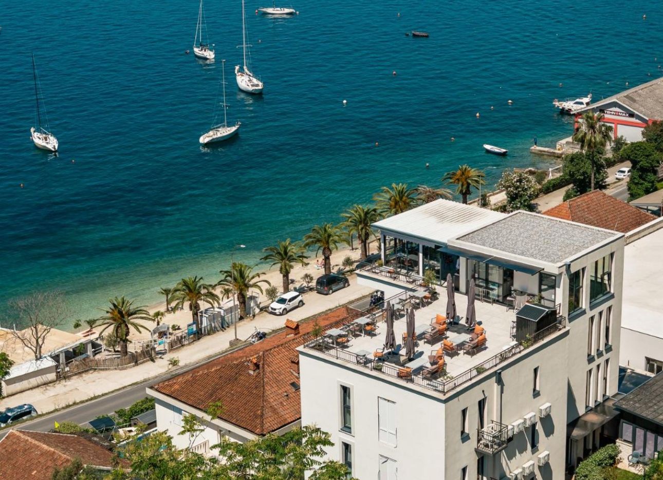 18 bedroom Hotel in Herceg Novi, Montenegro – CMM52973