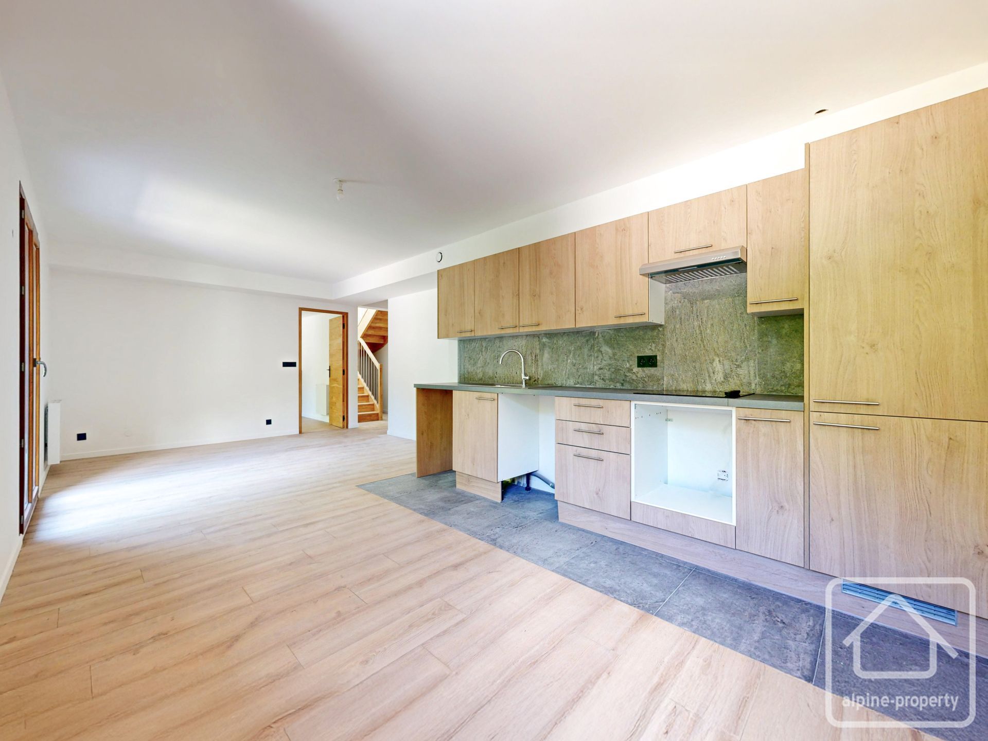 A Brand-new High-quality 4 Bedroom, 2 Bathroom Duplex Apartment With Parking And Cave. – APTCLOSFLORINE303