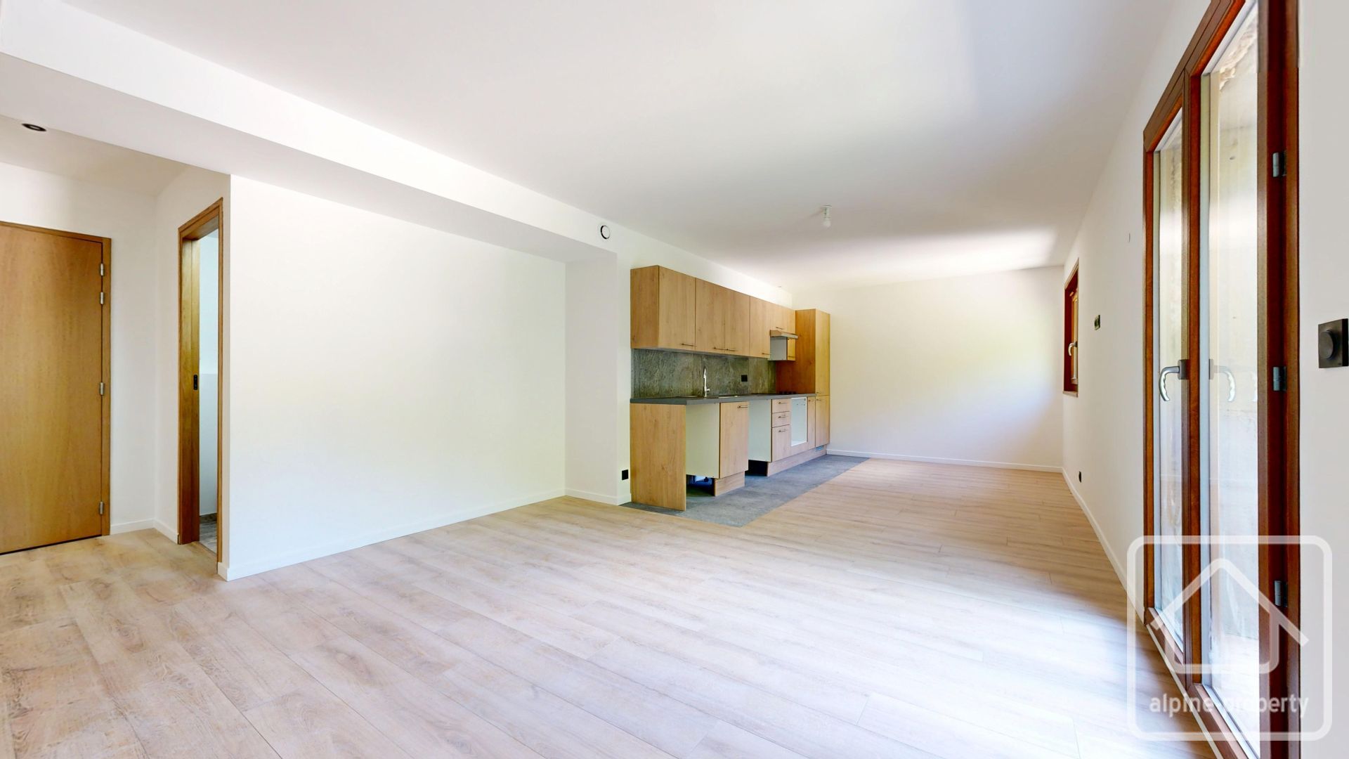 A Brand-new High-quality 4 Bedroom, 2 Bathroom Duplex Apartment With Parking And Cave. – APTCLOSFLORINE303