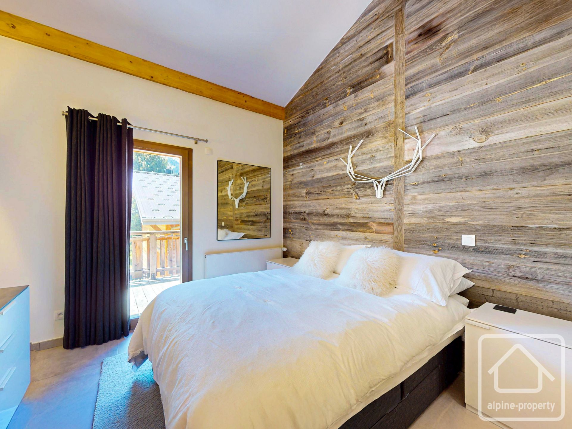 A Stunning Penthouse Duplex Apartment Located In A Quiet Location Not Far From The Centre. – APPTFREINETSD401