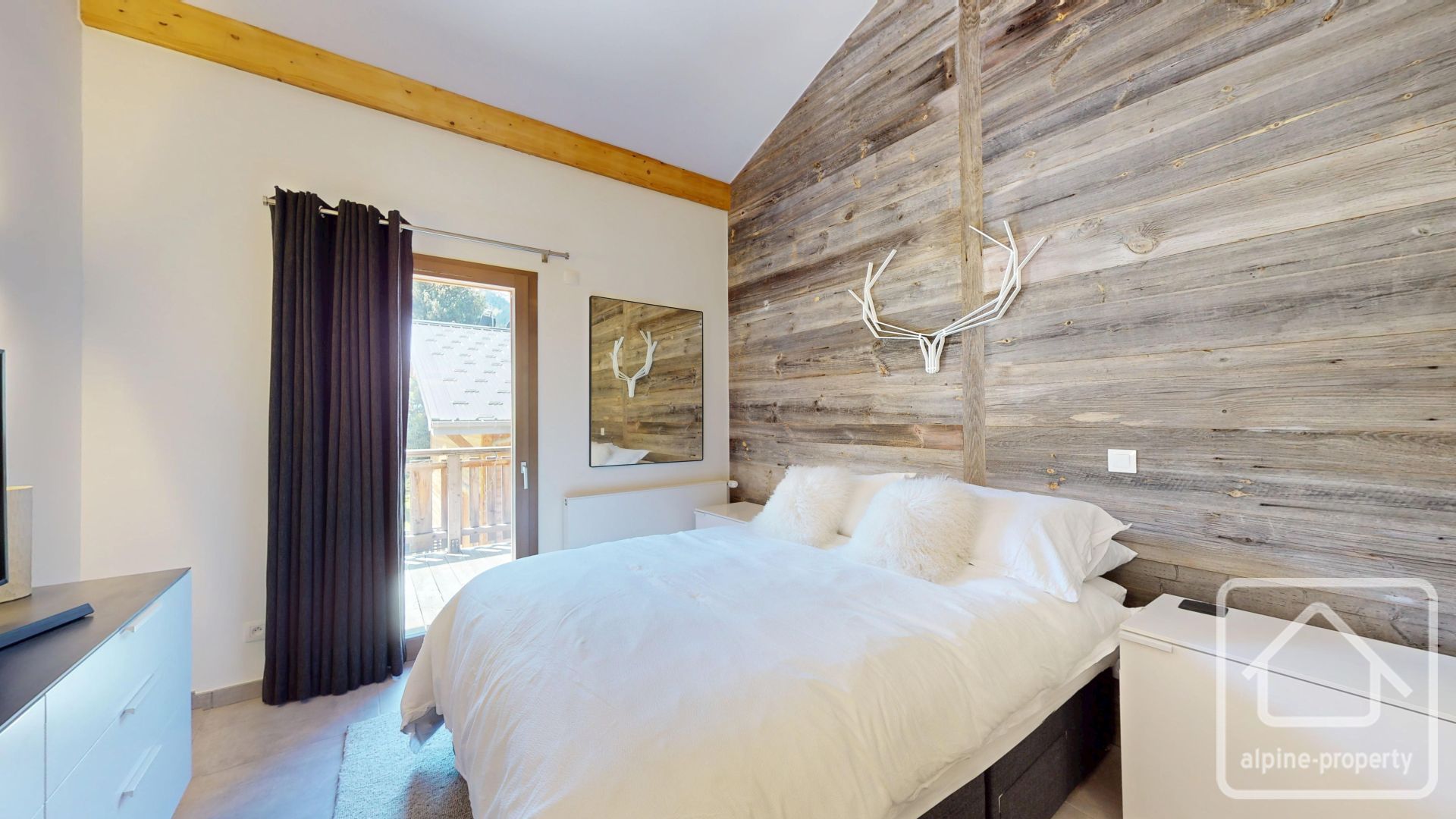 A Stunning Penthouse Duplex Apartment Located In A Quiet Location Not Far From The Centre. – APPTFREINETSD401