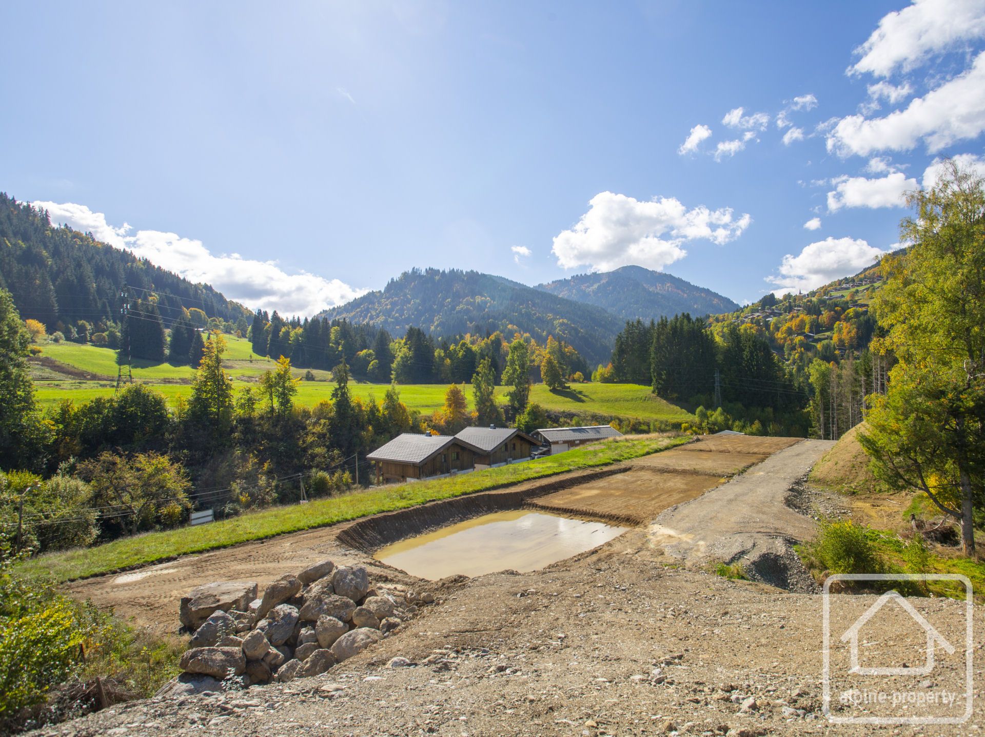 A Super, Mixed Programme Of New-build Apartments And Chalets, In A Sunny Setting With The Ski Bus Stop Nearby. – DOMAINEARDOISE1203