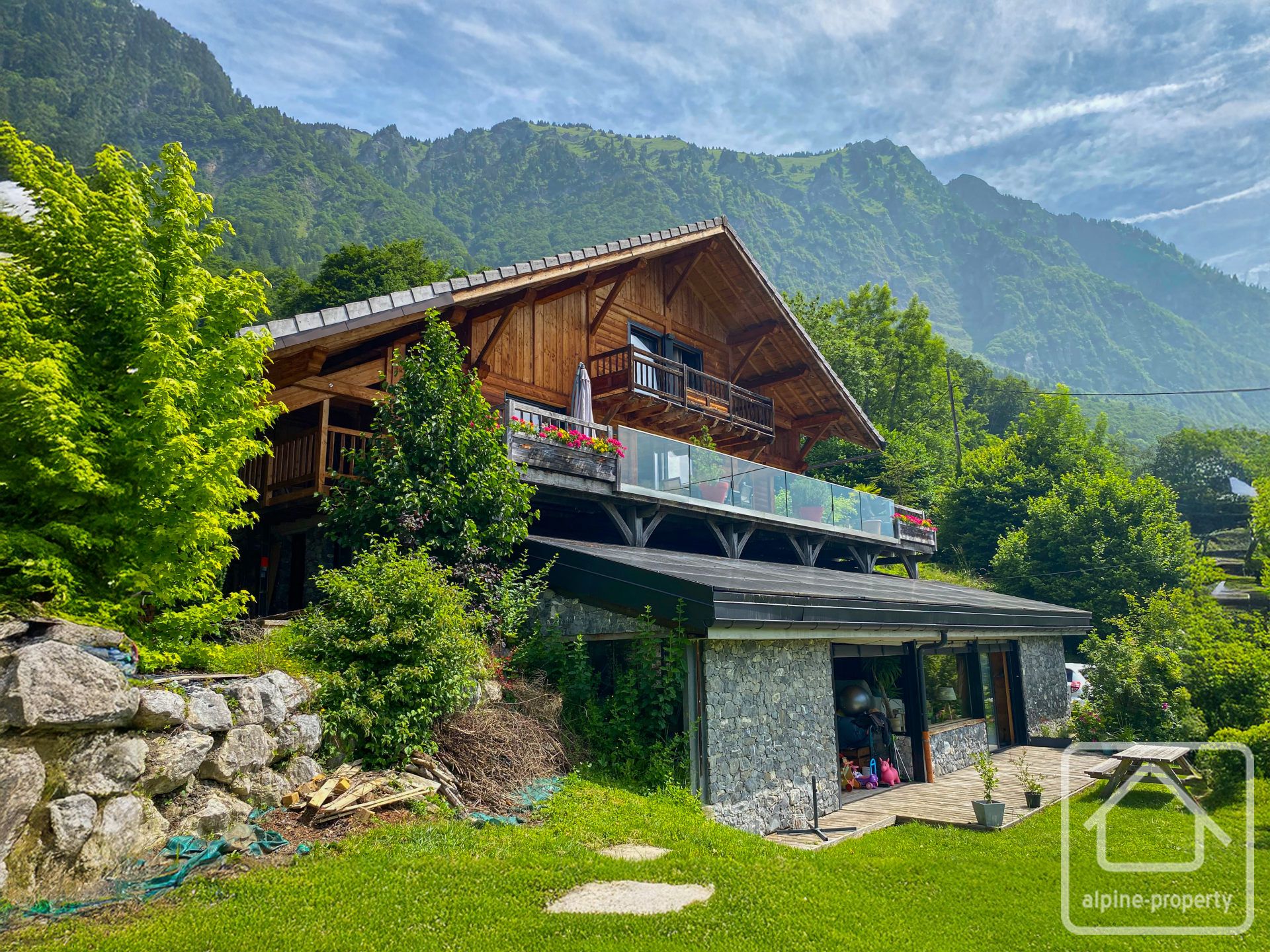 Detached Chalet With Two Separate Living Units – A Stunning Renovation Offering Exceptional Views In A Prime South-facing Location – CHALETCALLUNE