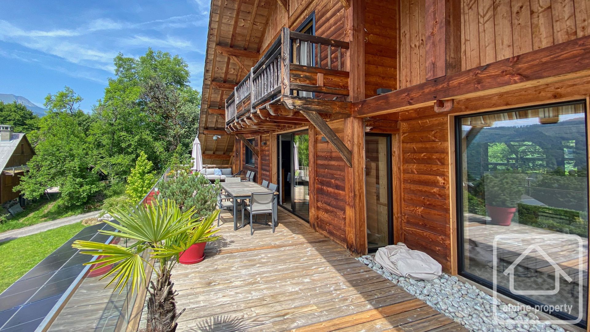 Detached Chalet With Two Separate Living Units – A Stunning Renovation Offering Exceptional Views In A Prime South-facing Location – CHALETCALLUNE