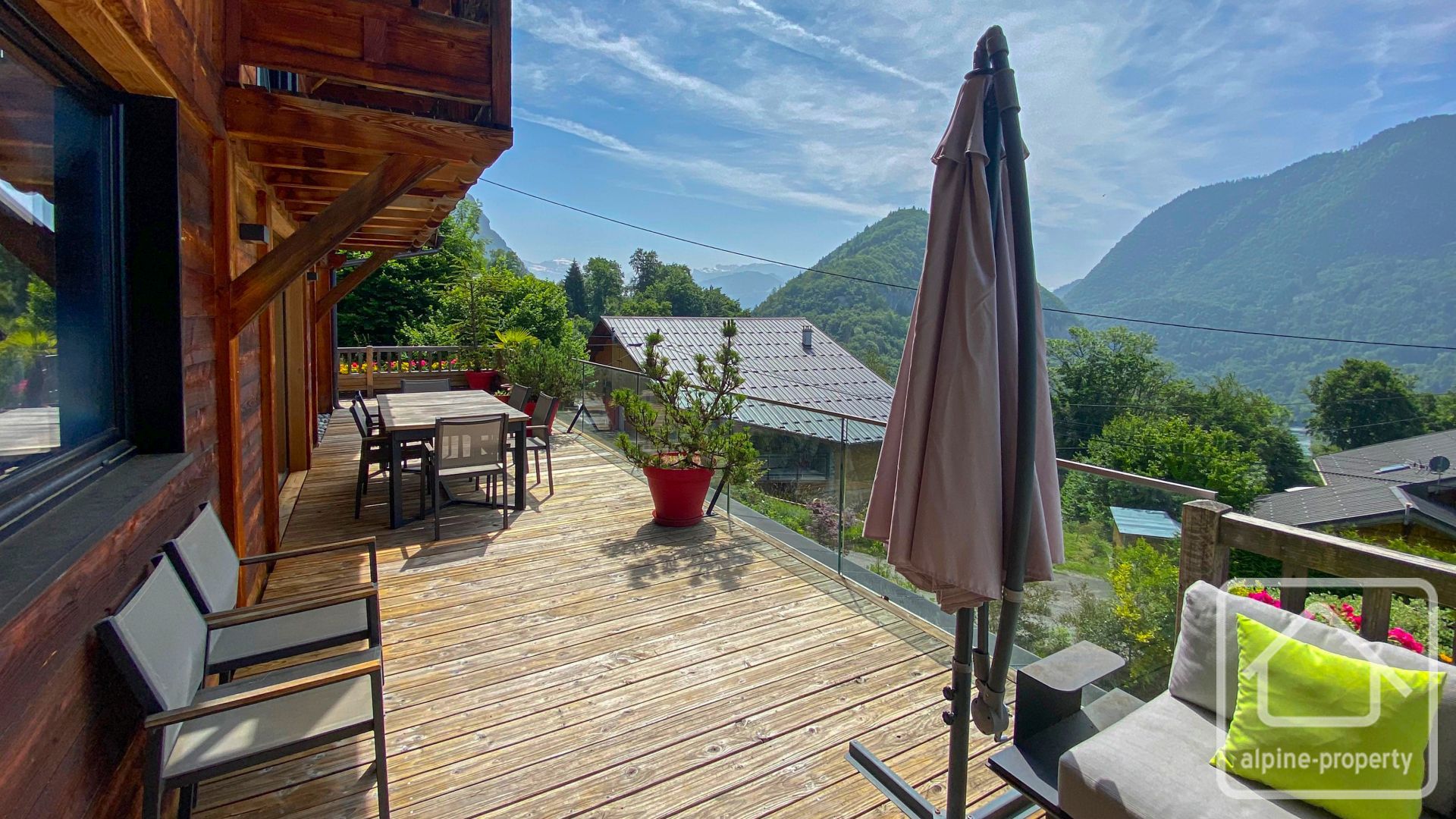 Detached Chalet With Two Separate Living Units – A Stunning Renovation Offering Exceptional Views In A Prime South-facing Location – CHALETCALLUNE
