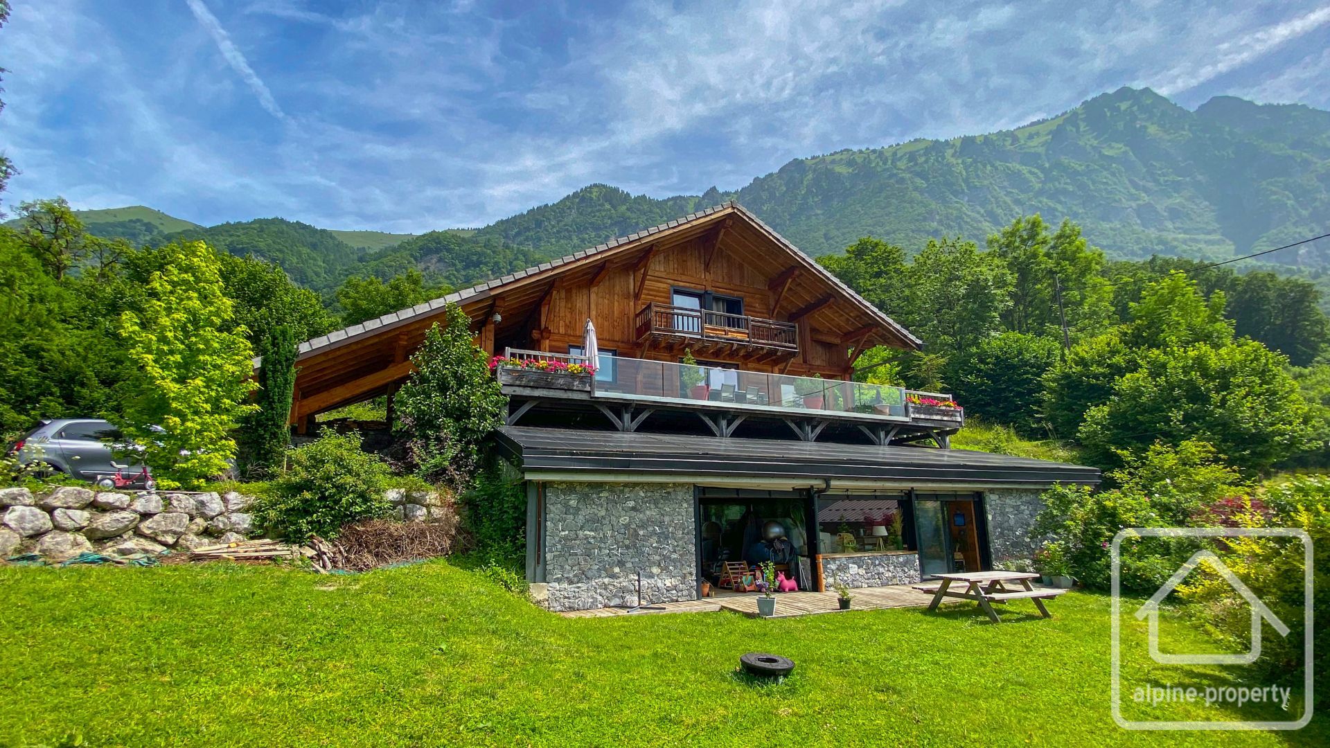 Detached Chalet With Two Separate Living Units – A Stunning Renovation Offering Exceptional Views In A Prime South-facing Location – CHALETCALLUNE