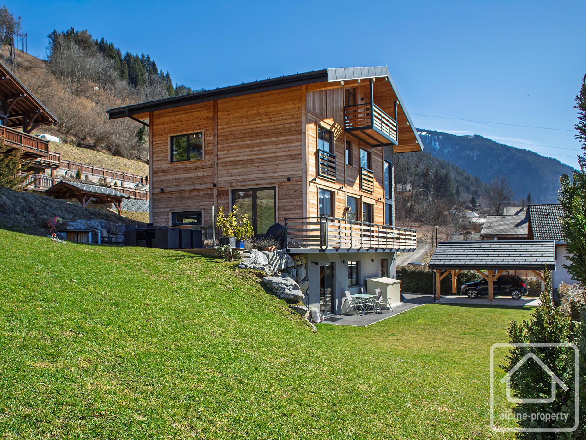 In Montriond, Superb Recently-built 4 Bedroom Chalet With Separate 2 Bedroom Apartment – CHALETLELEMONT