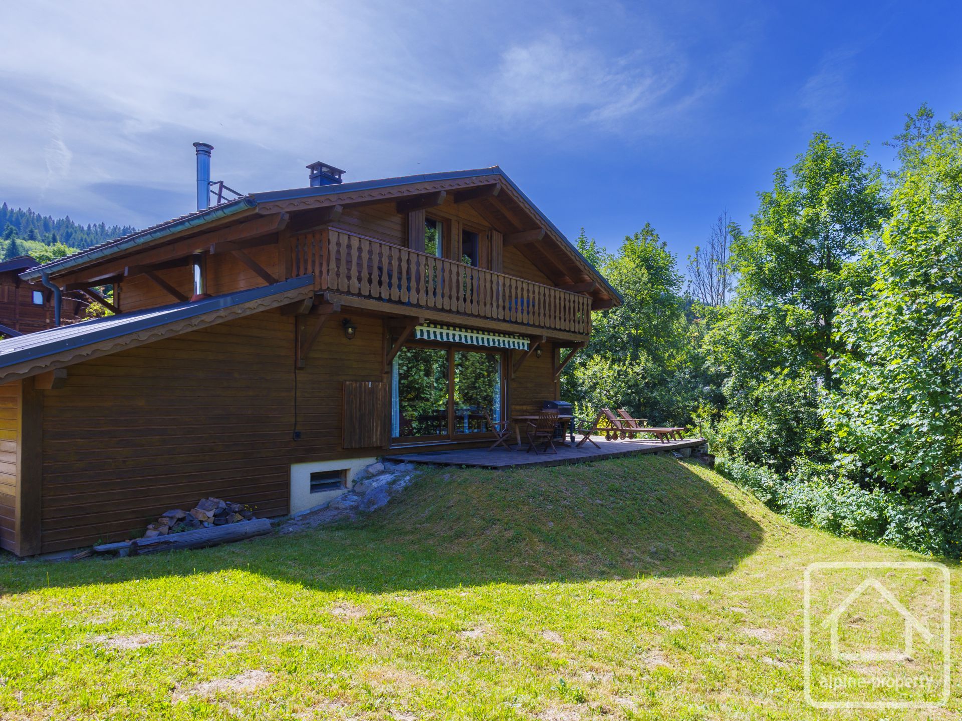 Close To The Pistes In Les Gets, A Three-bedroom Family Chalet With Garage,  Garden With Super Sun Terrace, And Ample Storage. – MURES