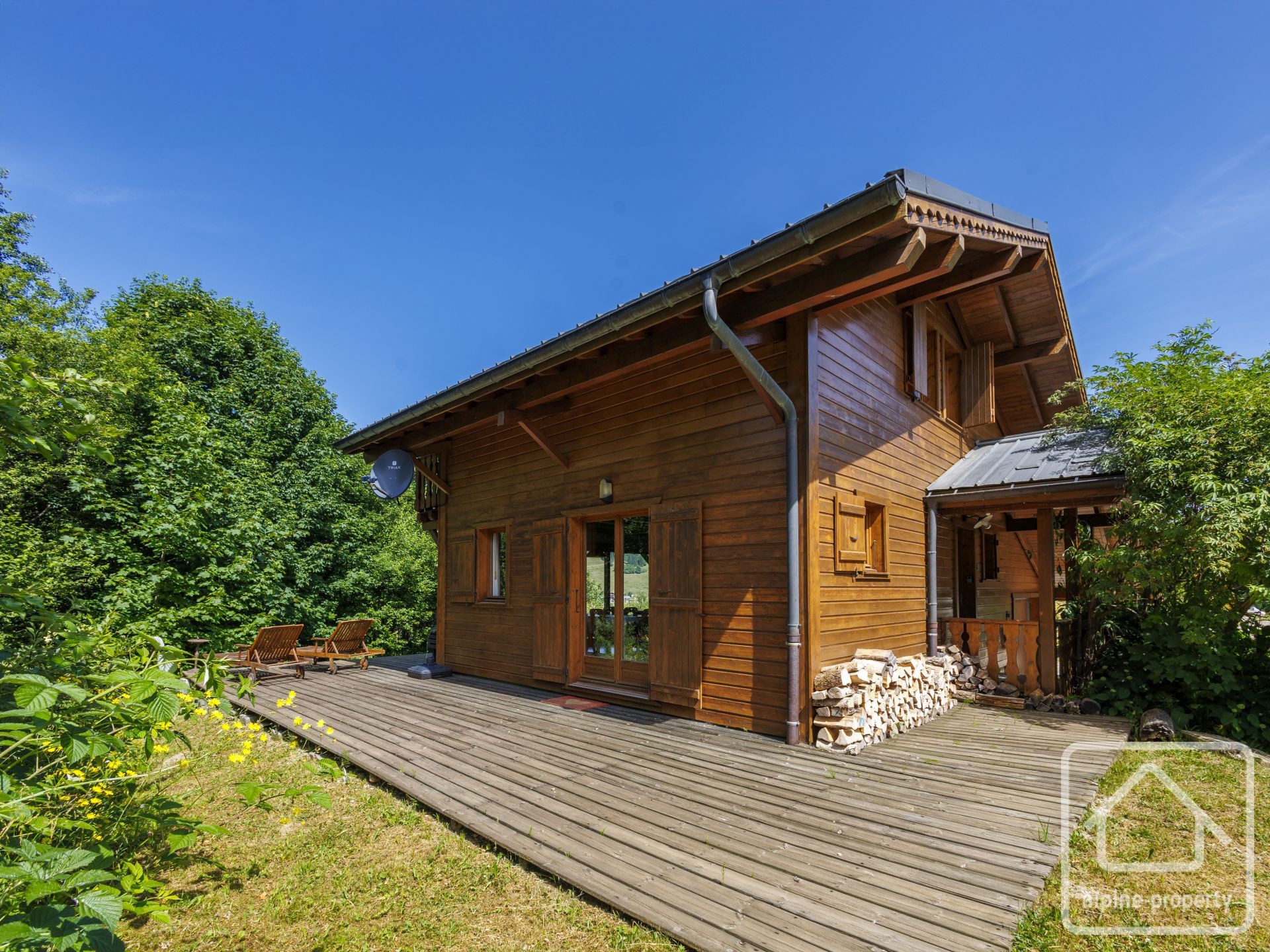 Close To The Pistes In Les Gets, A Three-bedroom Family Chalet With Garage,  Garden With Super Sun Terrace, And Ample Storage. – MURES
