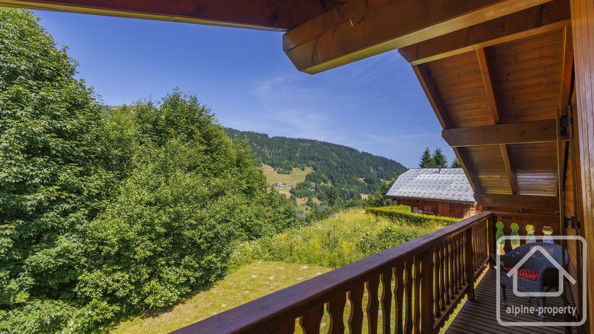 Close To The Pistes In Les Gets, A Three-bedroom Family Chalet With Garage,  Garden With Super Sun Terrace, And Ample Storage. – MURES