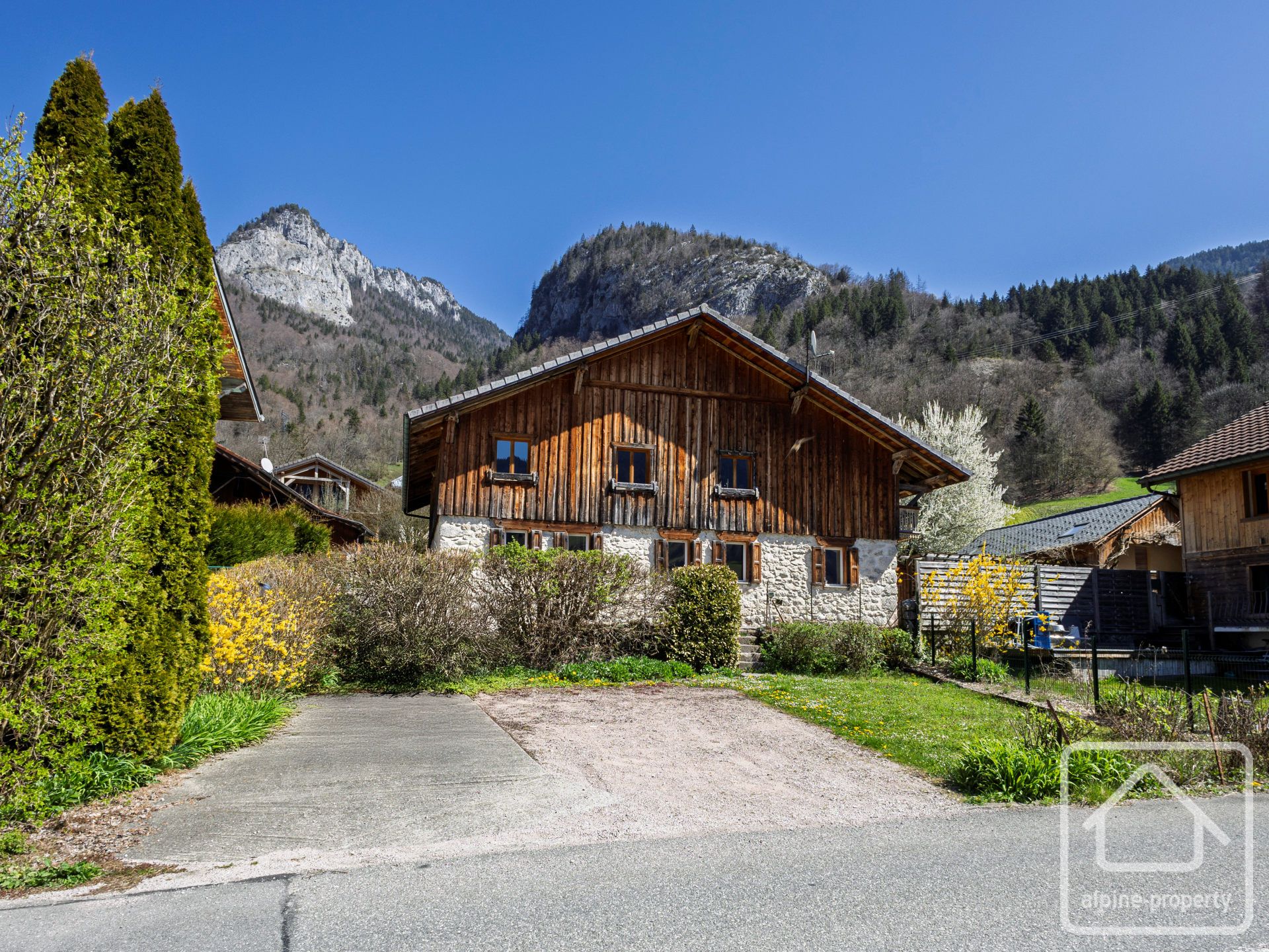 Charming Farmhouse Property With Separate Apartment, Garage, Workshop And Courtyard Garden. – FERMELEGYS