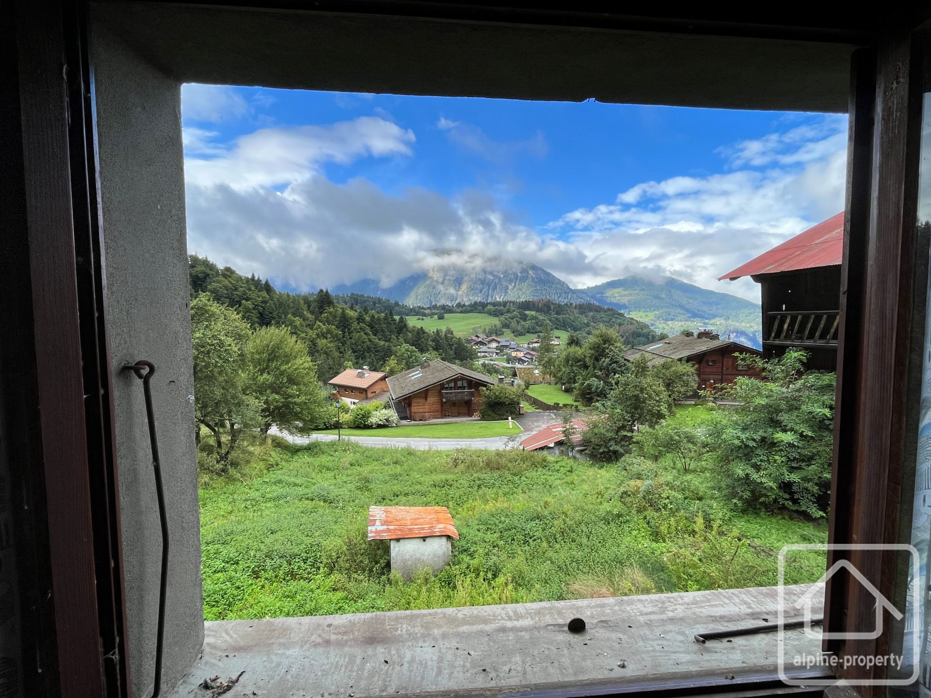 Small House To Renovate On A Buildable Plot Of 850m² With Utilities At The Edge And An Open View. – MAISONCATELUS