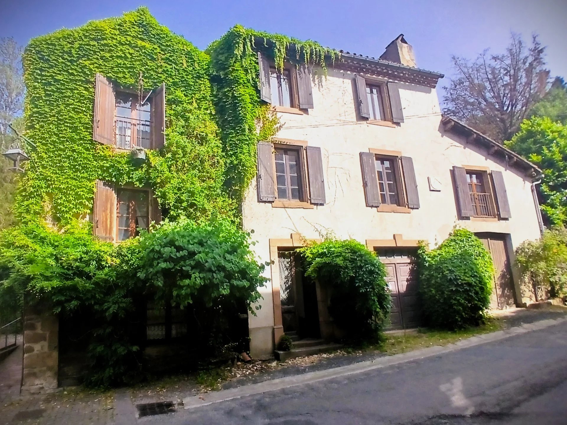 Two centuries-old houses intimately intertwined, Midi-Pyrénées – France – BVI81156