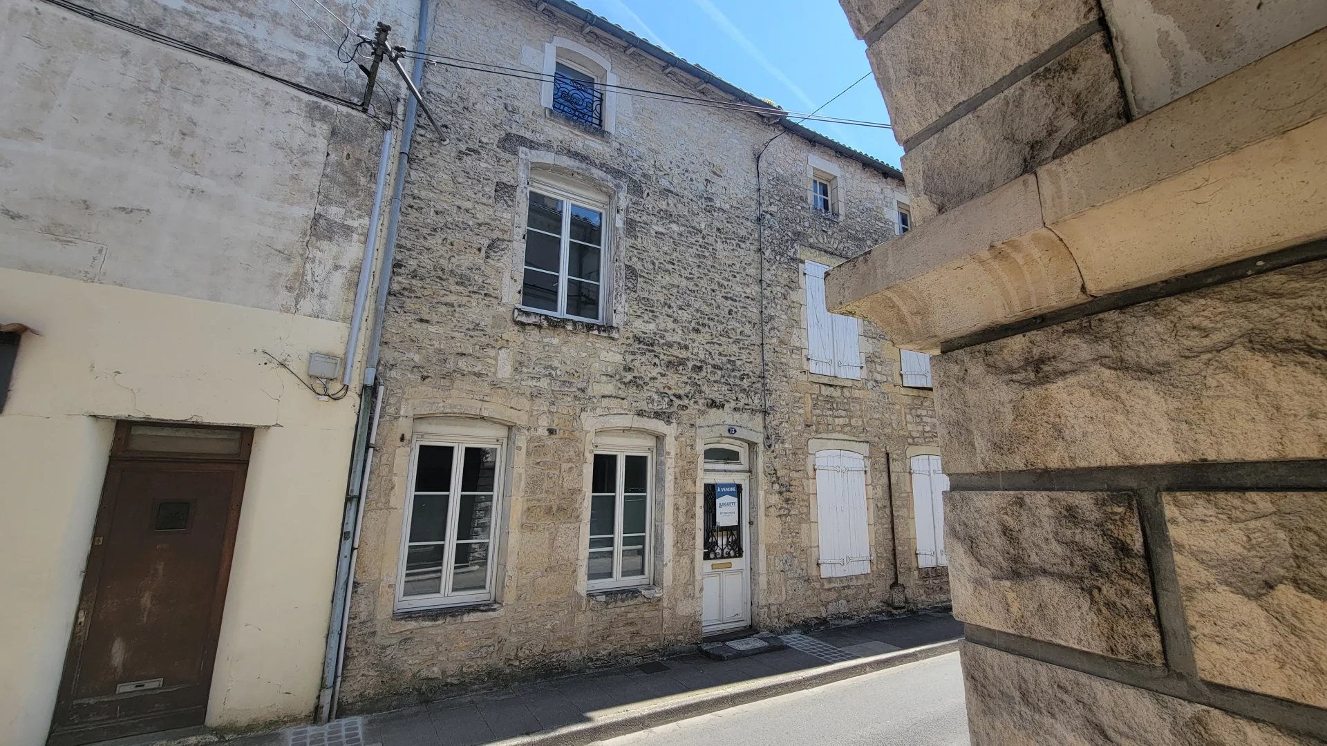 In the heart of the town centre – large town house with four bedrooms, courtyard, cellar and outbuilding, Poitou-Charentes – France – BVI81554