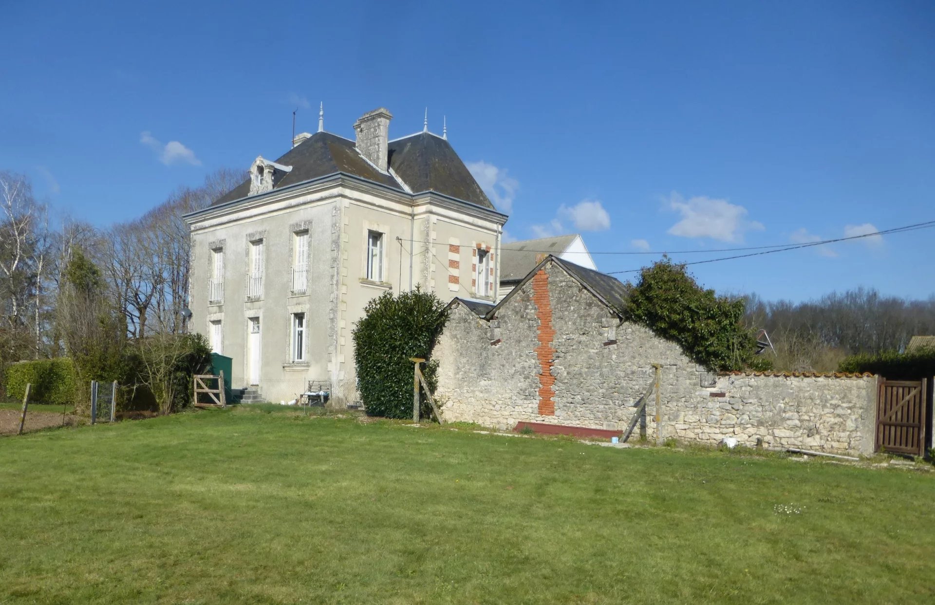Stylish detached house to refresh, Poitou-Charentes – France – BVI81526