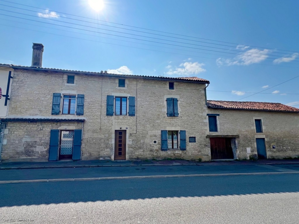 3 bedroom House in Ruffec, France – r7264