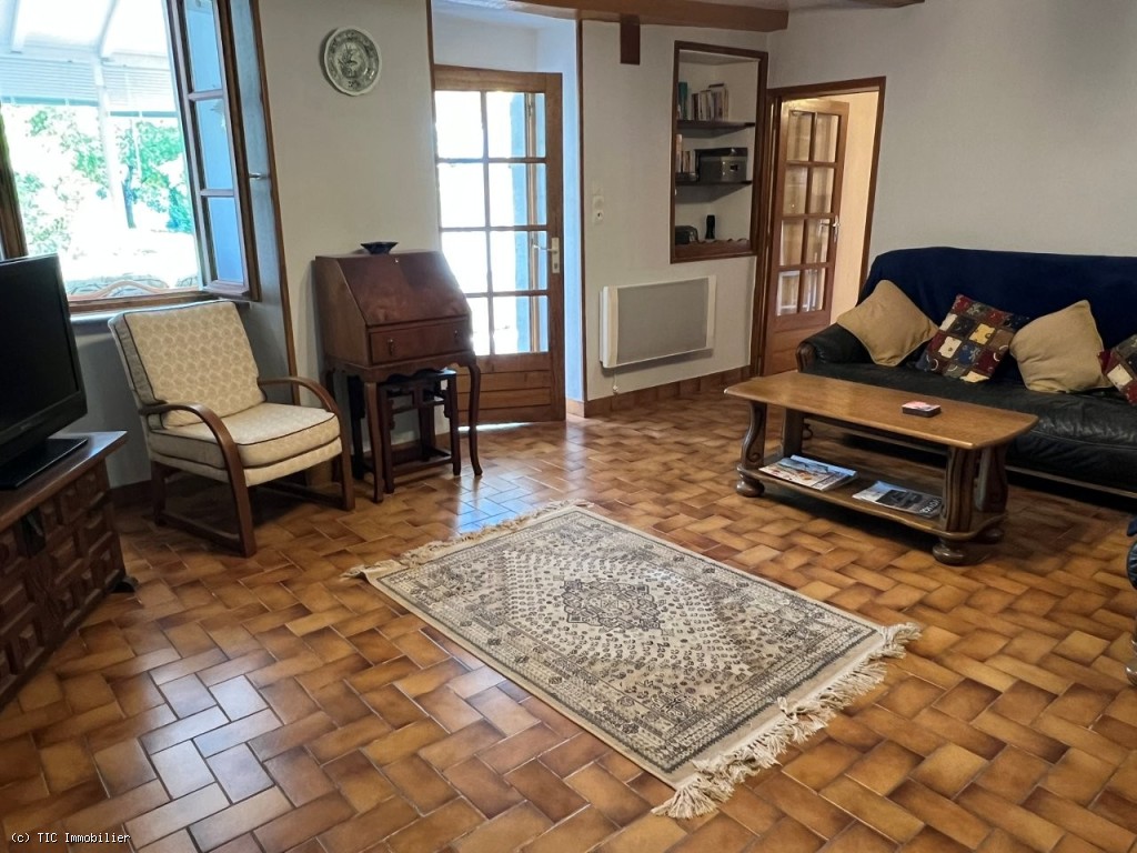 2 bedroom House in Chef-Boutonne, France – r7248