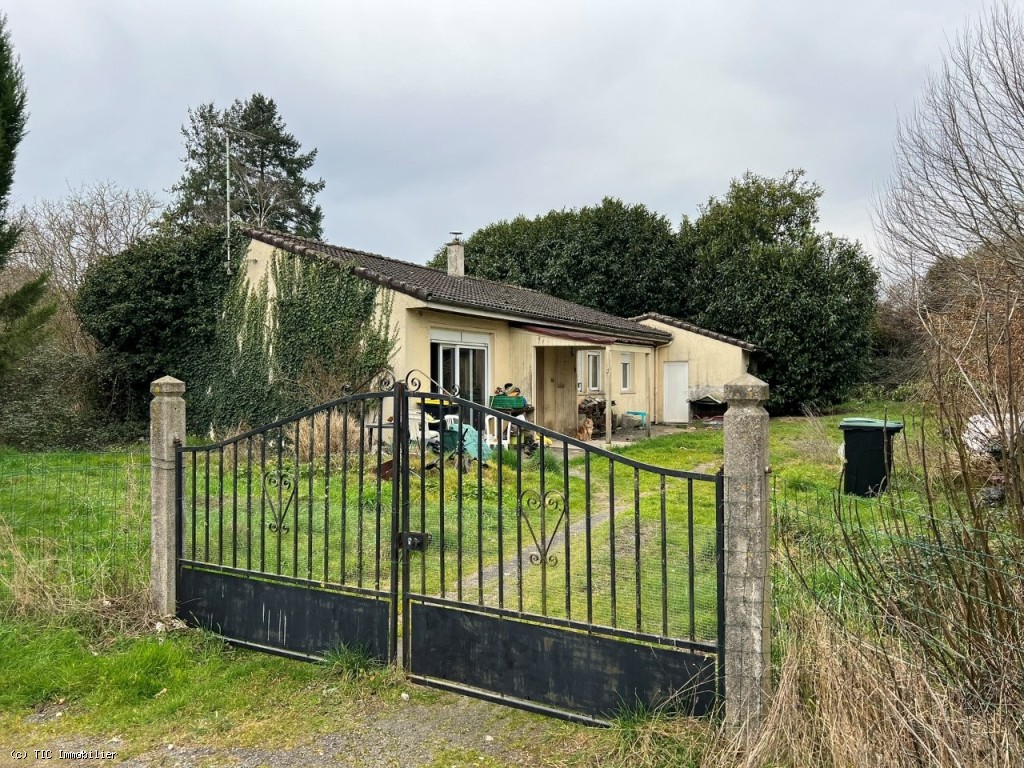 4 bedroom House in Ruffec, France – r7199