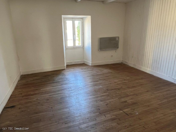 4 bedroom House in Champagne-Mouton, France – r7051