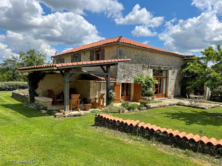 6 bedroom House in Cellefrouin, France – r7021