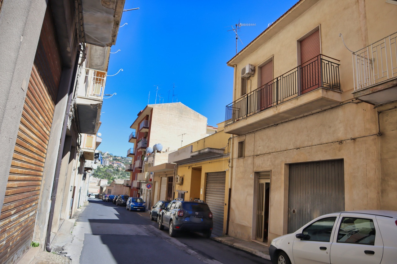 Modica, two apartments a single house – V003209
