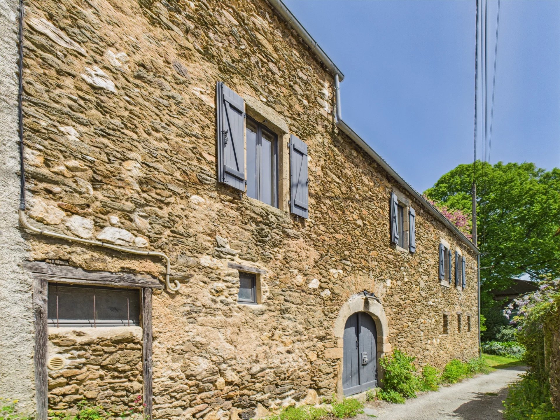 Exquisite Renovated Stone Home in a Serene Hamlet Setting, Midi-Pyrénées – France – BVI80128