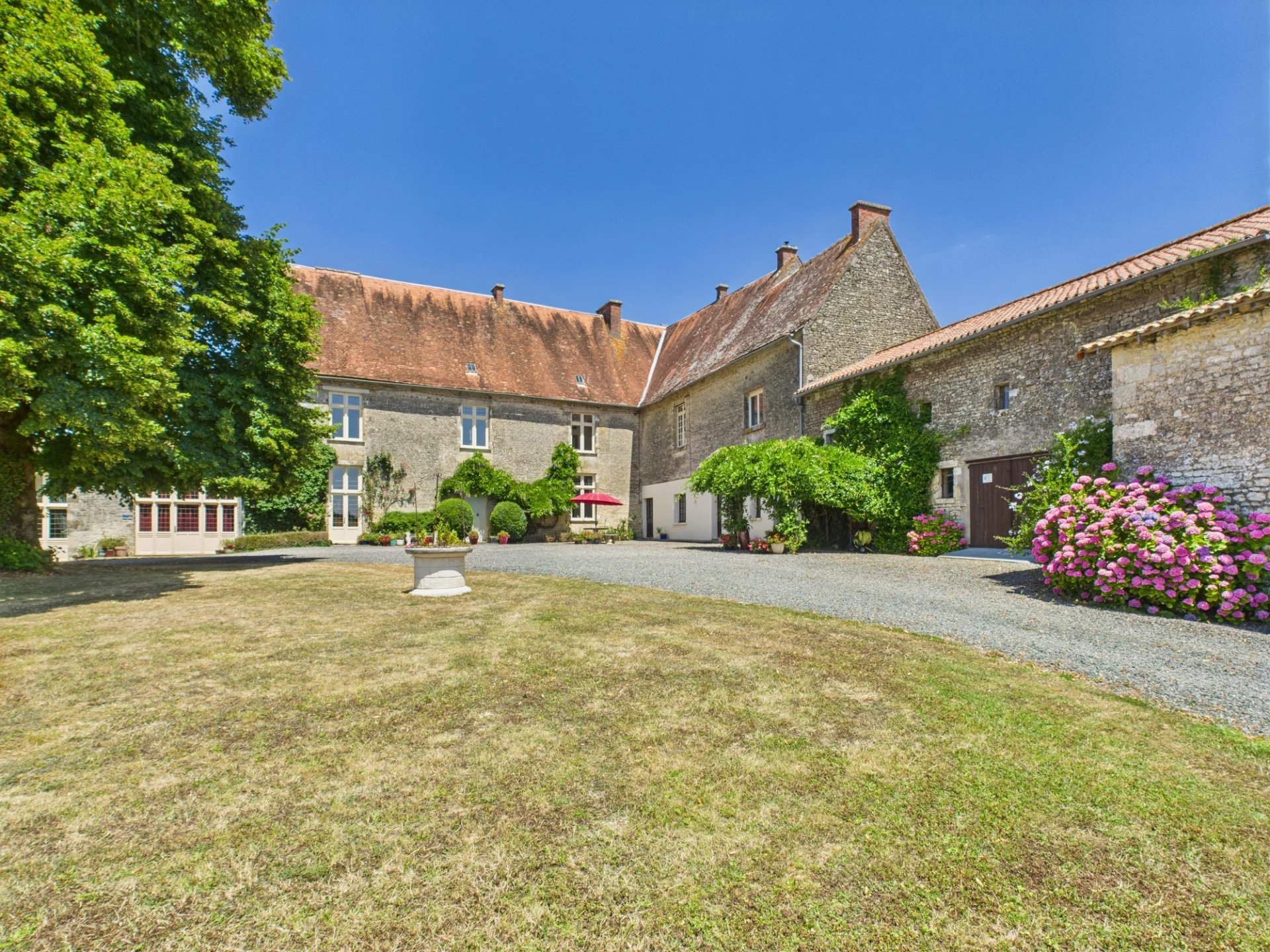 Beautiful manor house with guest house, outbuildings and 4 ha, Pays de la Loire – France – BVI72046