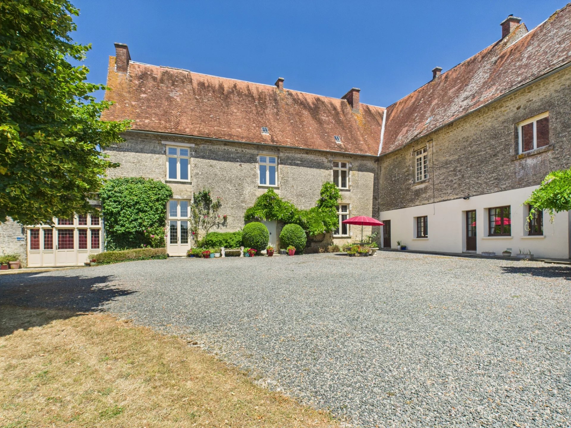 Beautiful manor house with guest house, outbuildings and 4 ha, Pays de la Loire – France – BVI72046