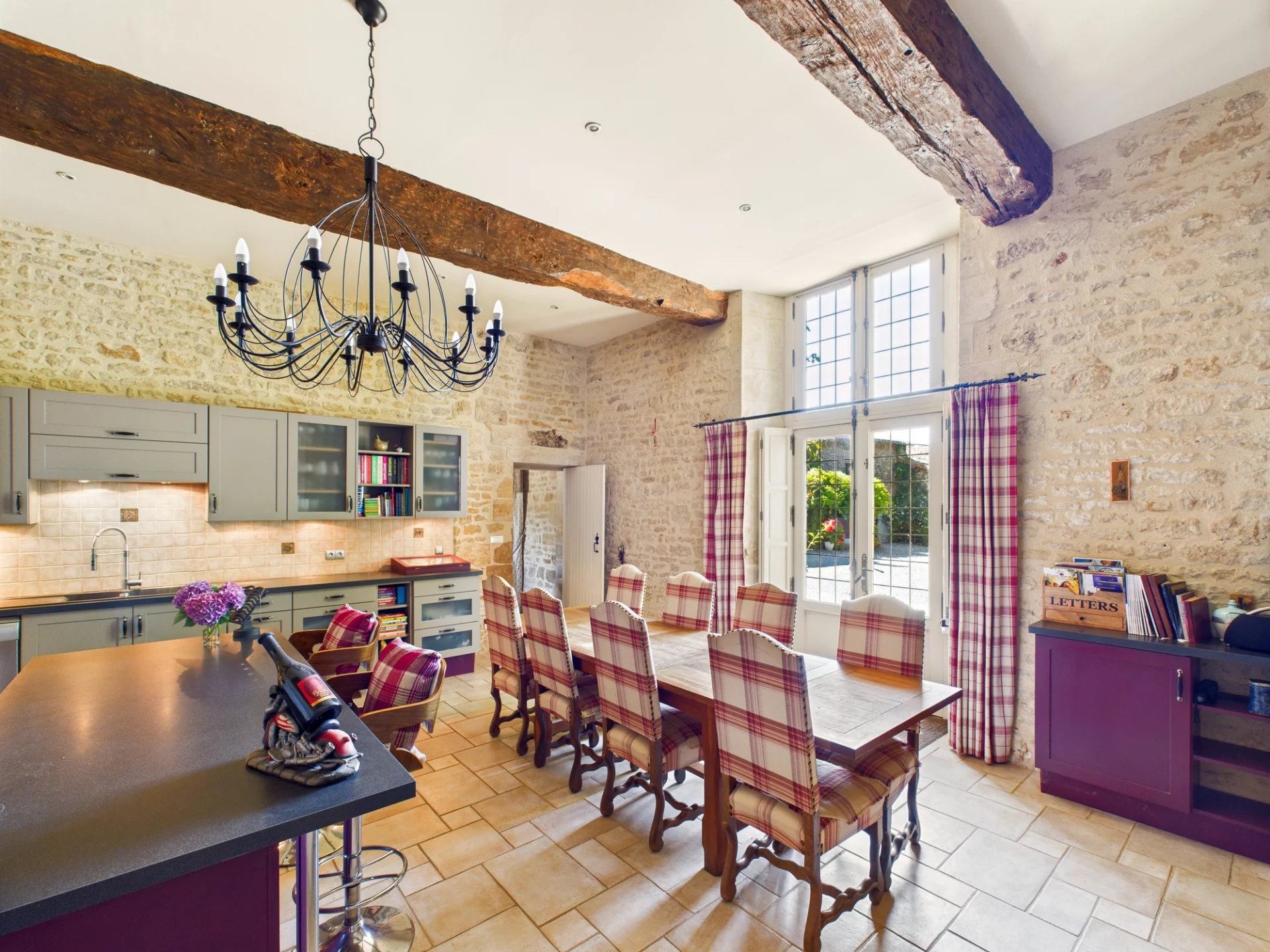 Beautiful manor house with guest house, outbuildings and 4 ha, Pays de la Loire – France – BVI72046