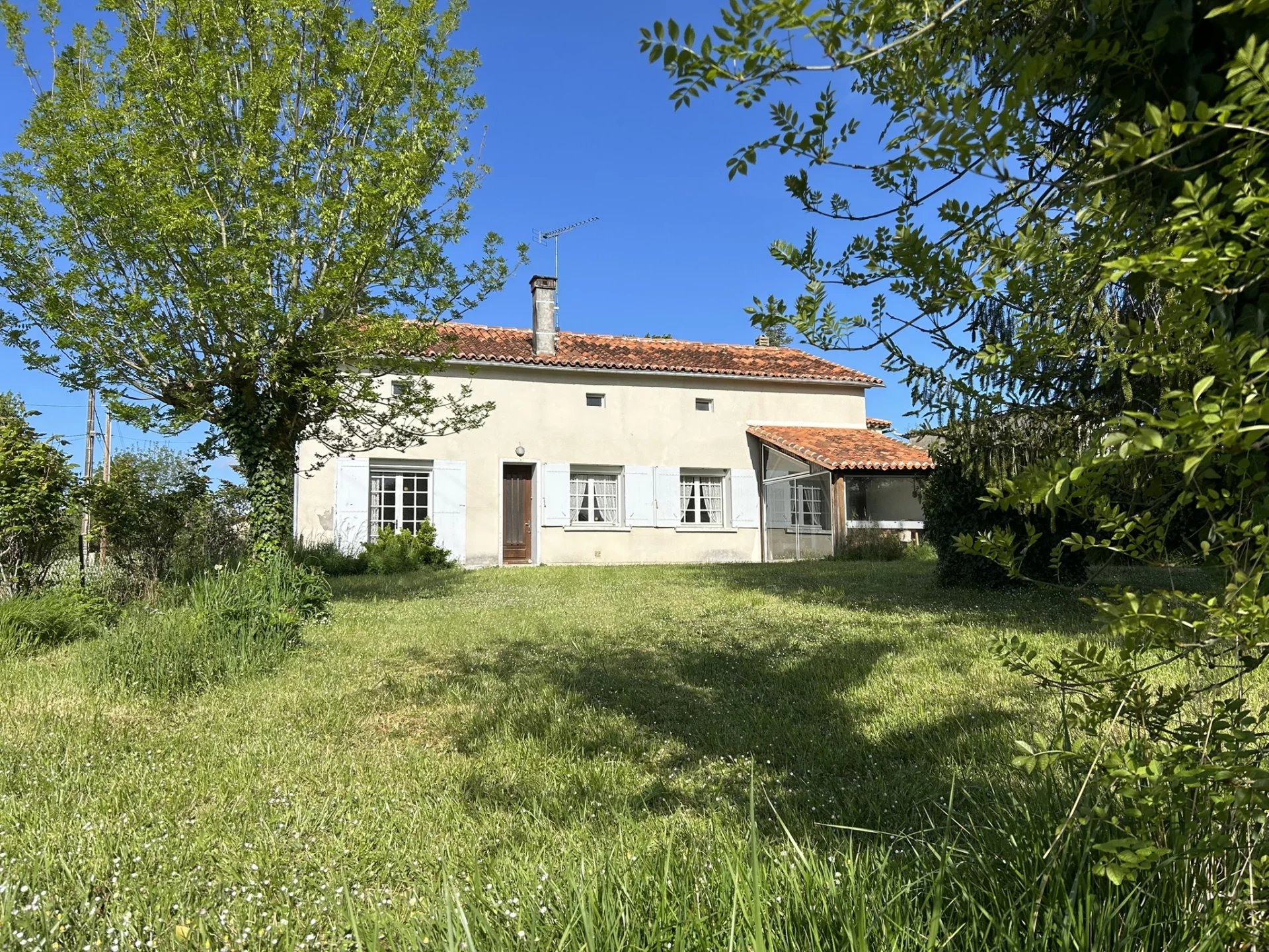 Two character houses and a large barn, Poitou-Charentes – France – BVI80689