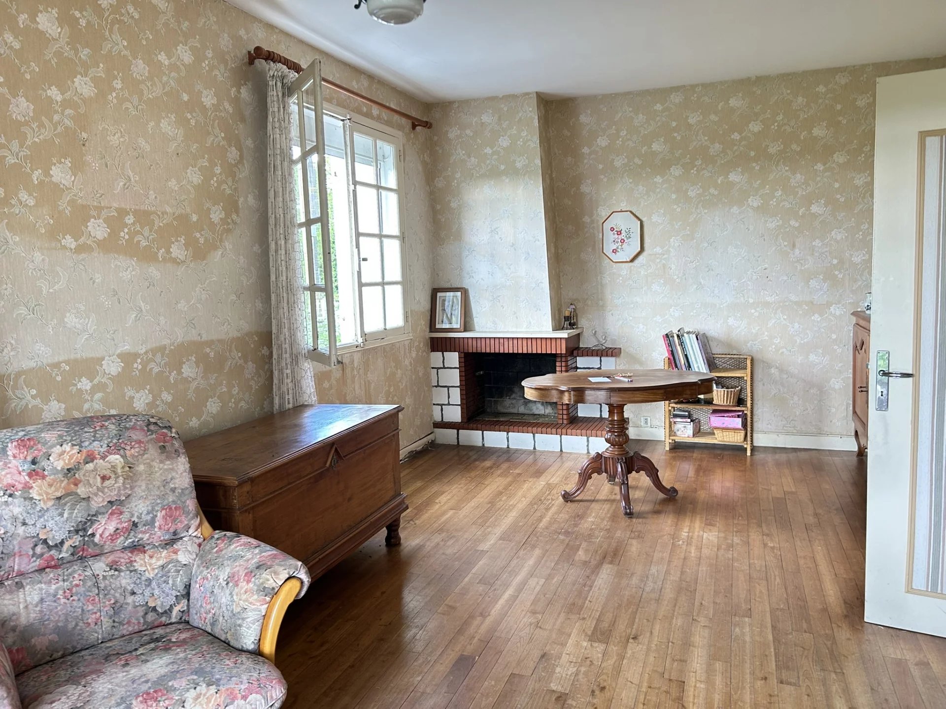 Two character houses and a large barn, Poitou-Charentes – France – BVI80689