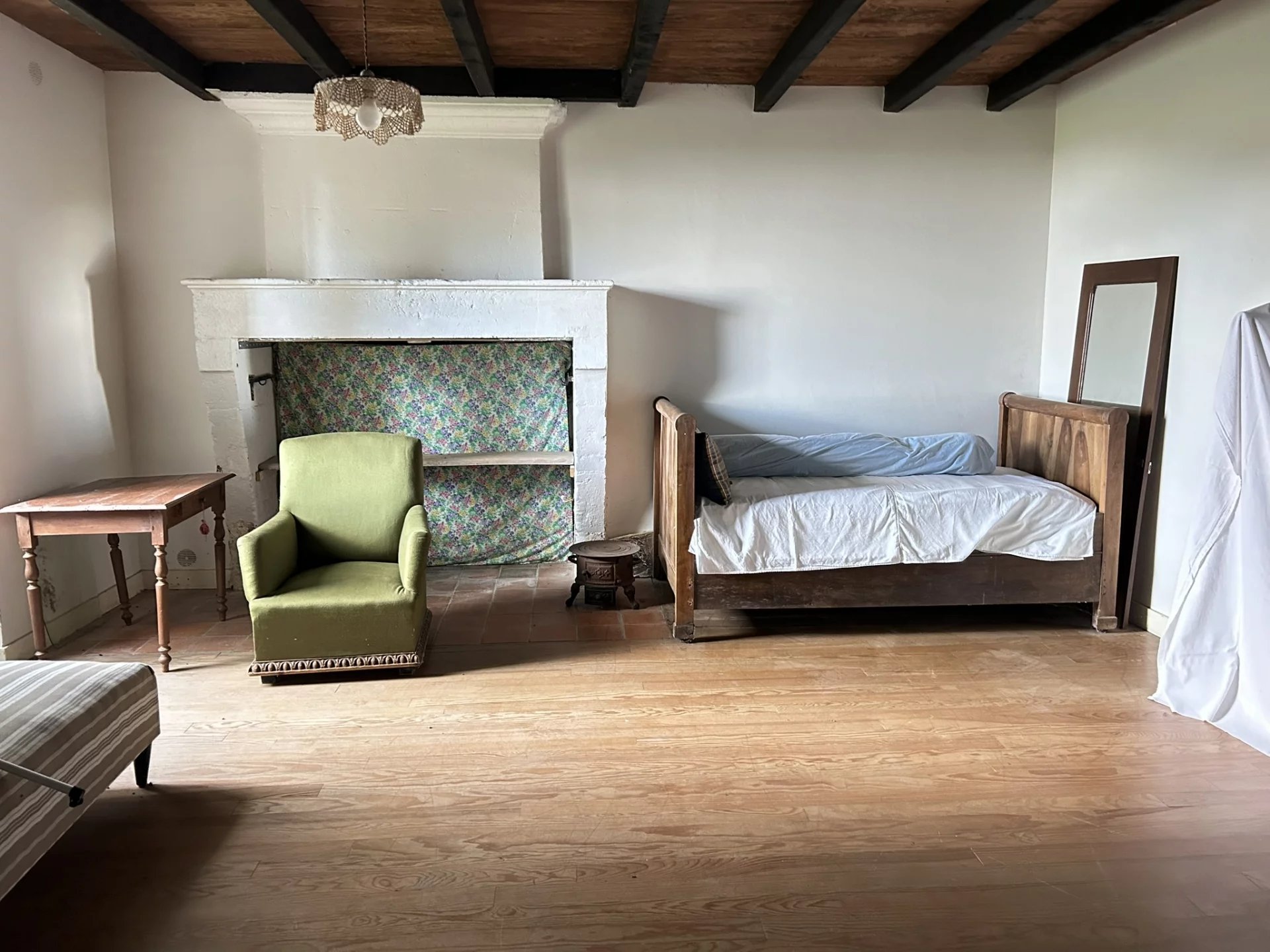 Two character houses and a large barn, Poitou-Charentes – France – BVI80689