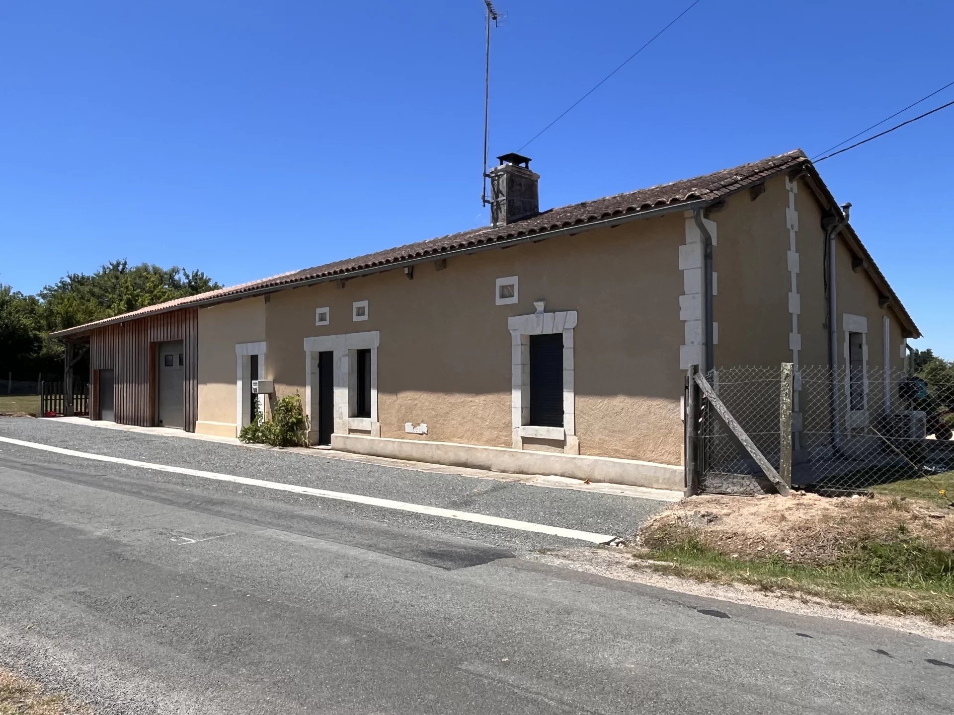 Renovated single-storey stone house in a peaceful hamlet, Aquitaine – France – BVI81733
