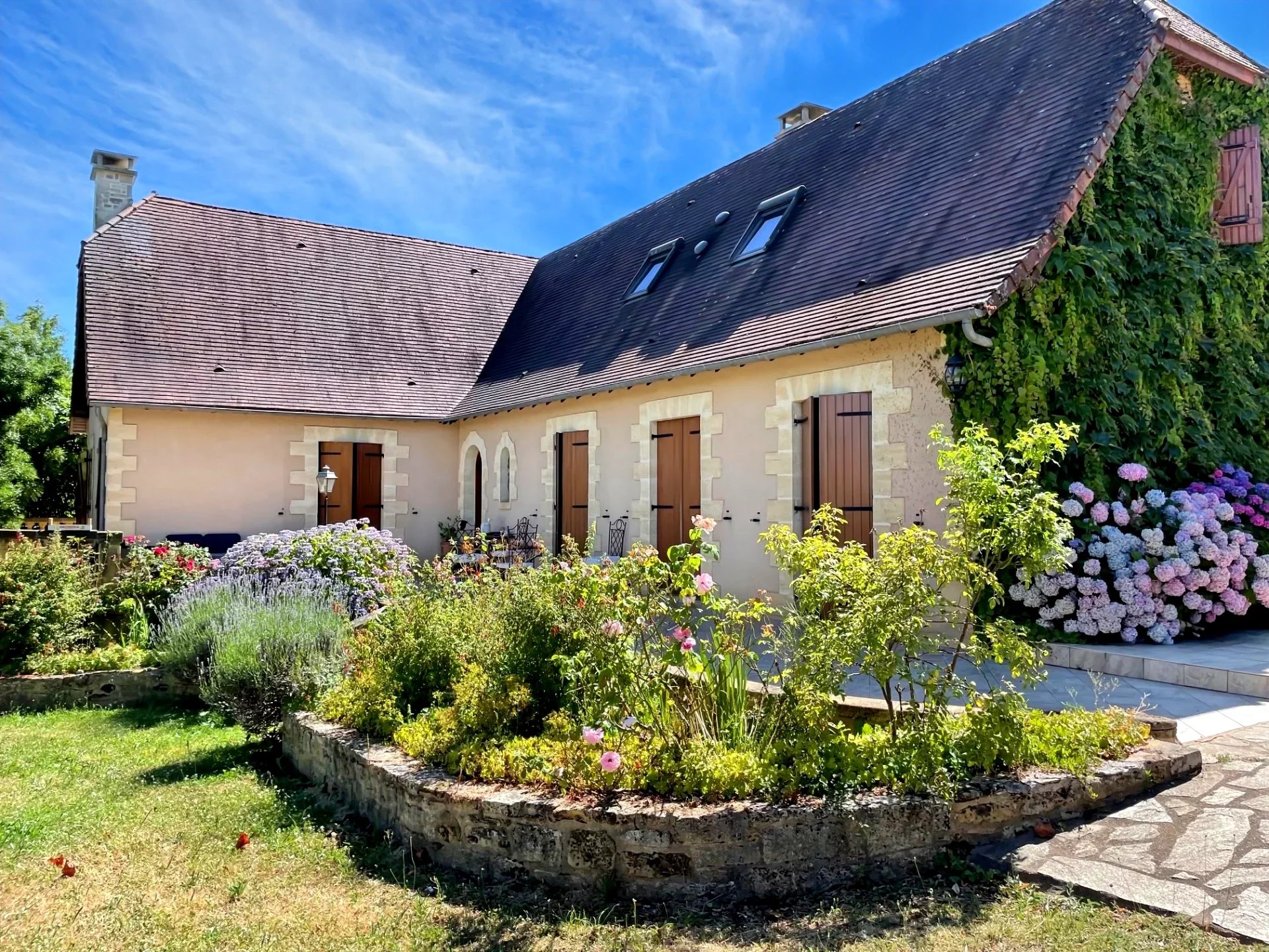 Contemporary perigordine family home in idyllic surroundings, Aquitaine – France – BVI81730
