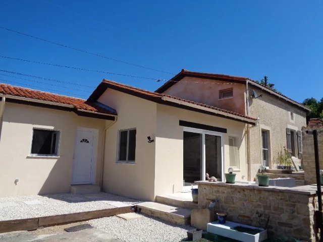 Charming 3 bedroom village house with a sunny courtyard garden and parking, Poitou-Charentes – France – BVI77869